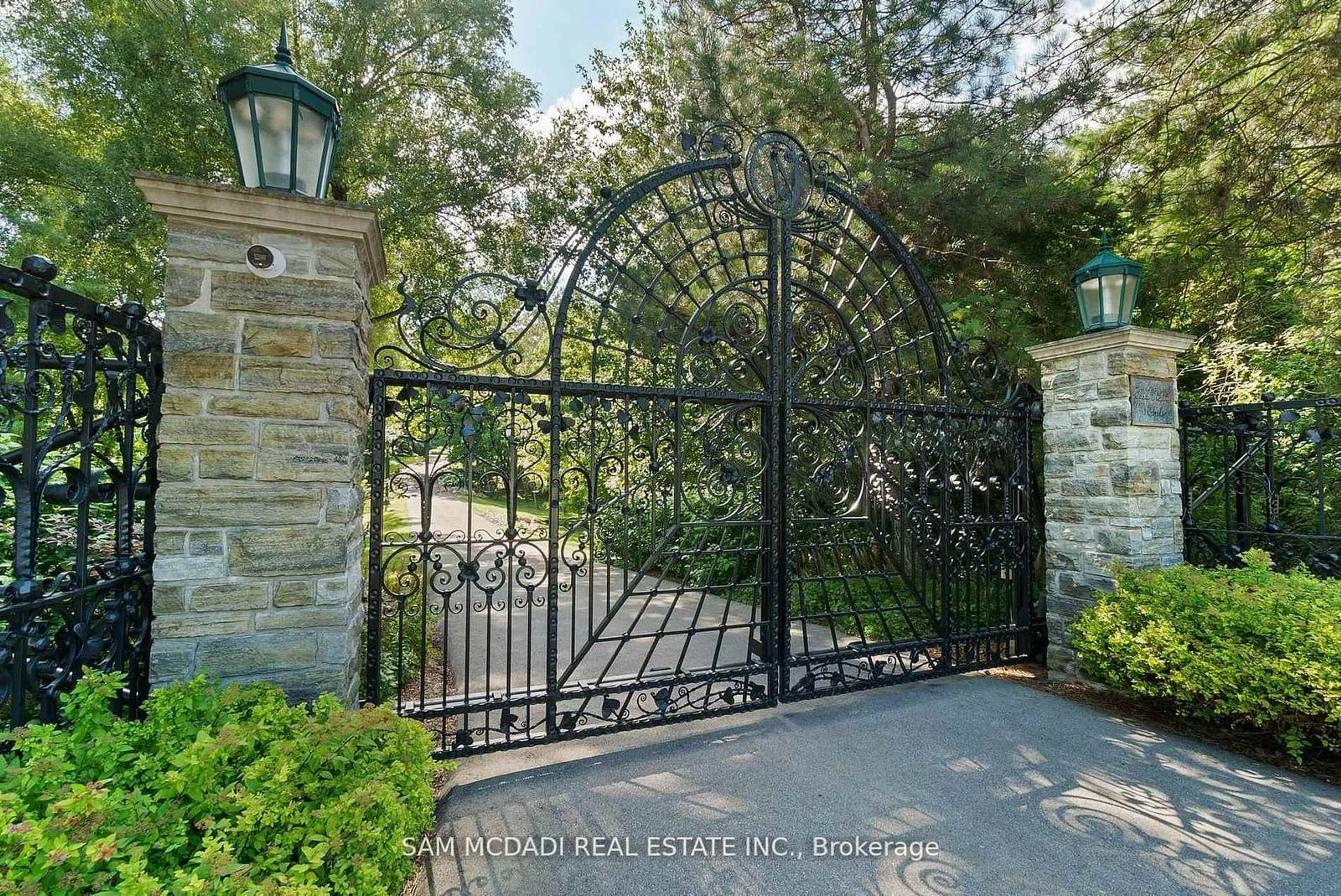 Indoor entryway for 10140 Pineview Tr, Milton Ontario L0P 1B0