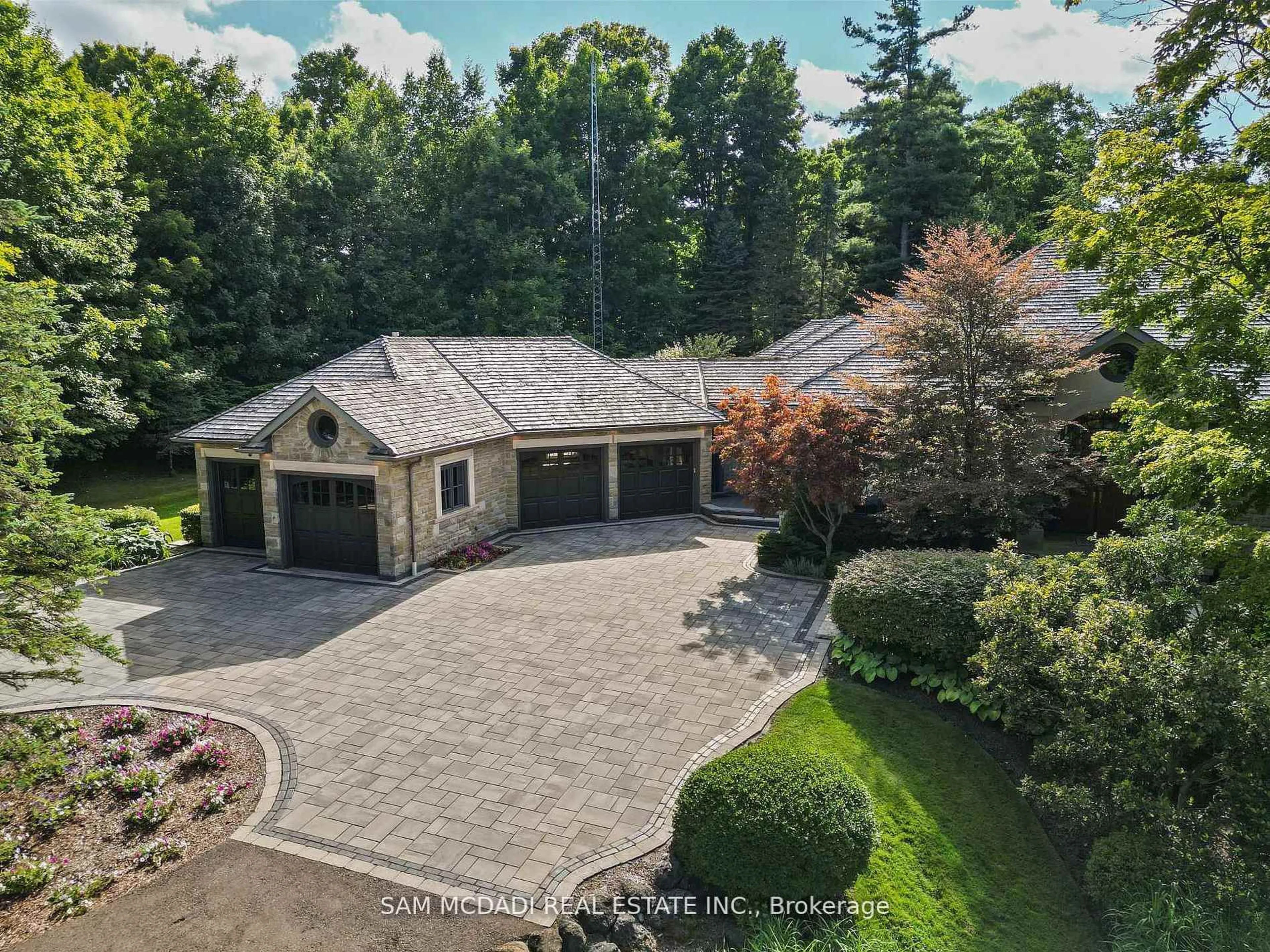 A pic from outside/outdoor area/front of a property/back of a property/a pic from drone, water/lake/river/ocean view for 10140 Pineview Tr, Milton Ontario L0P 1B0