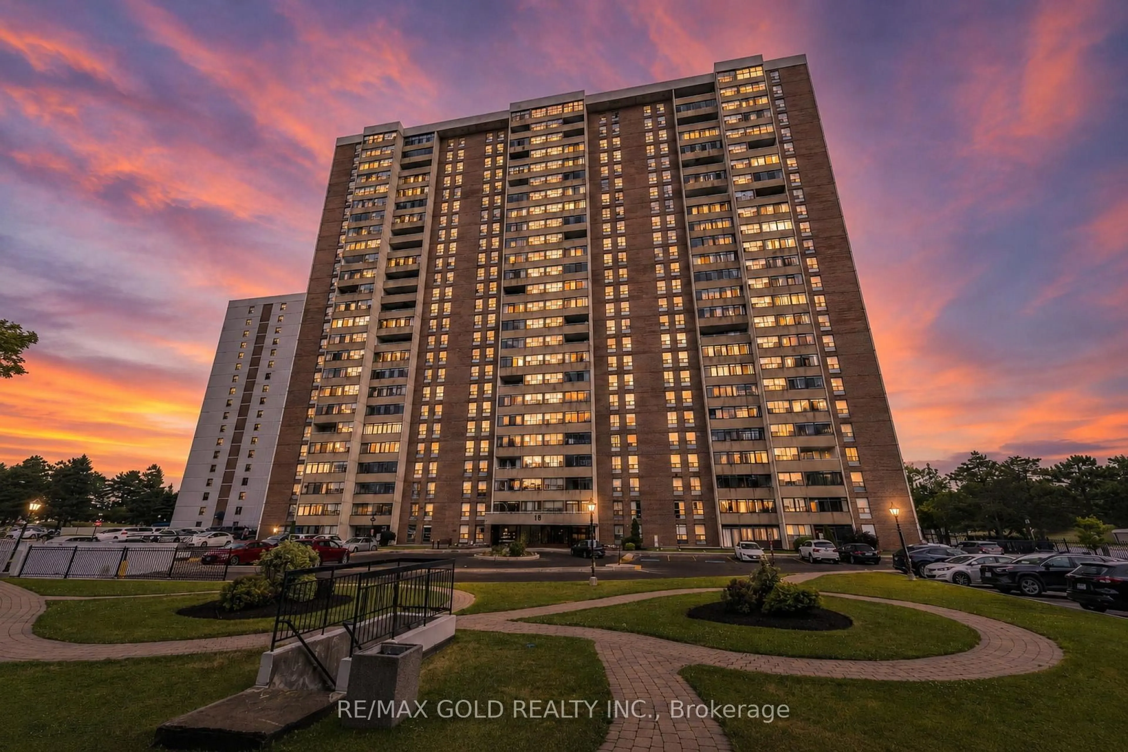 A pic from outside/outdoor area/front of a property/back of a property/a pic from drone, building for 18 Knightsbridge Rd #508, Brampton Ontario L6T 3X5