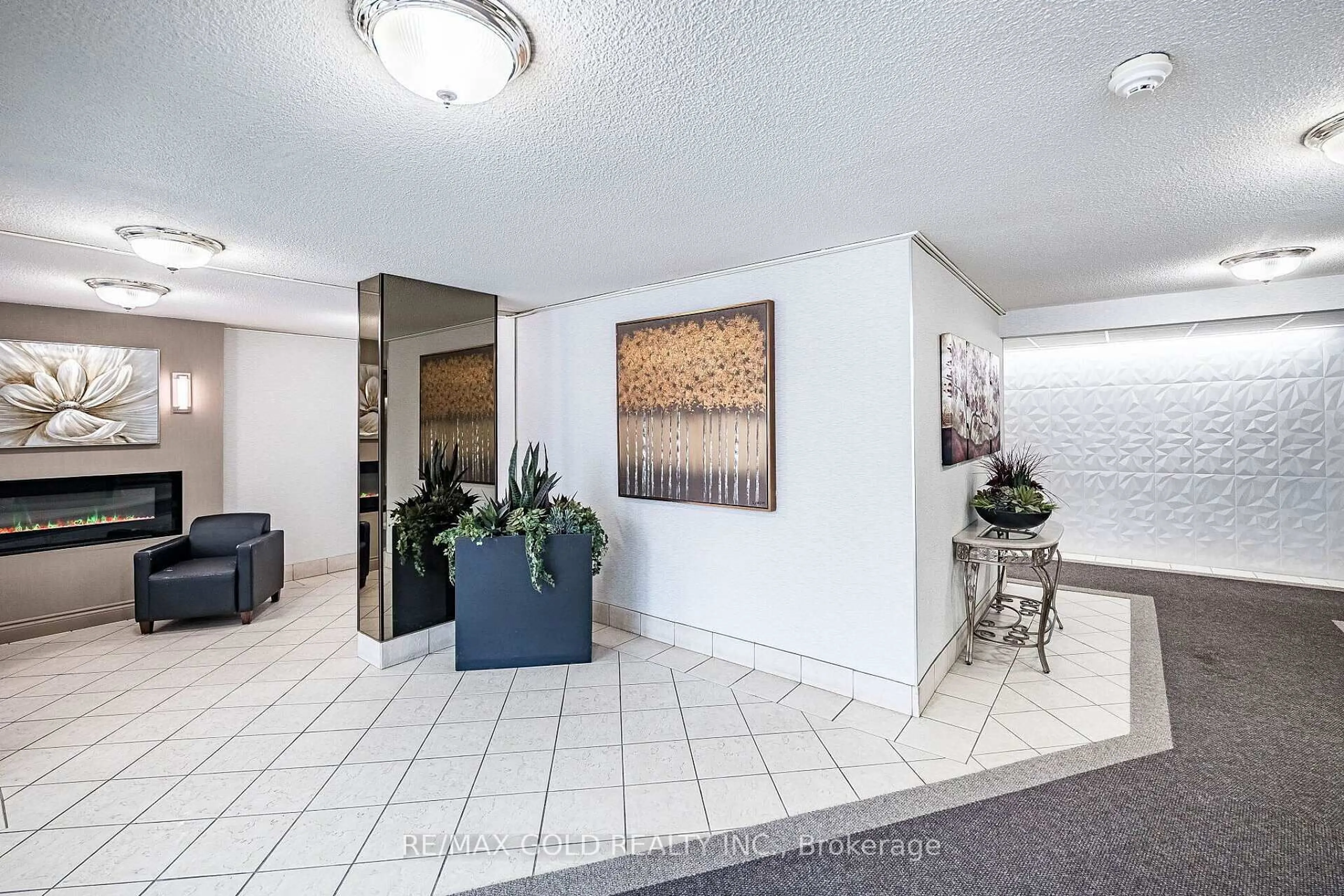 Indoor foyer for 18 Knightsbridge Rd #508, Brampton Ontario L6T 3X5