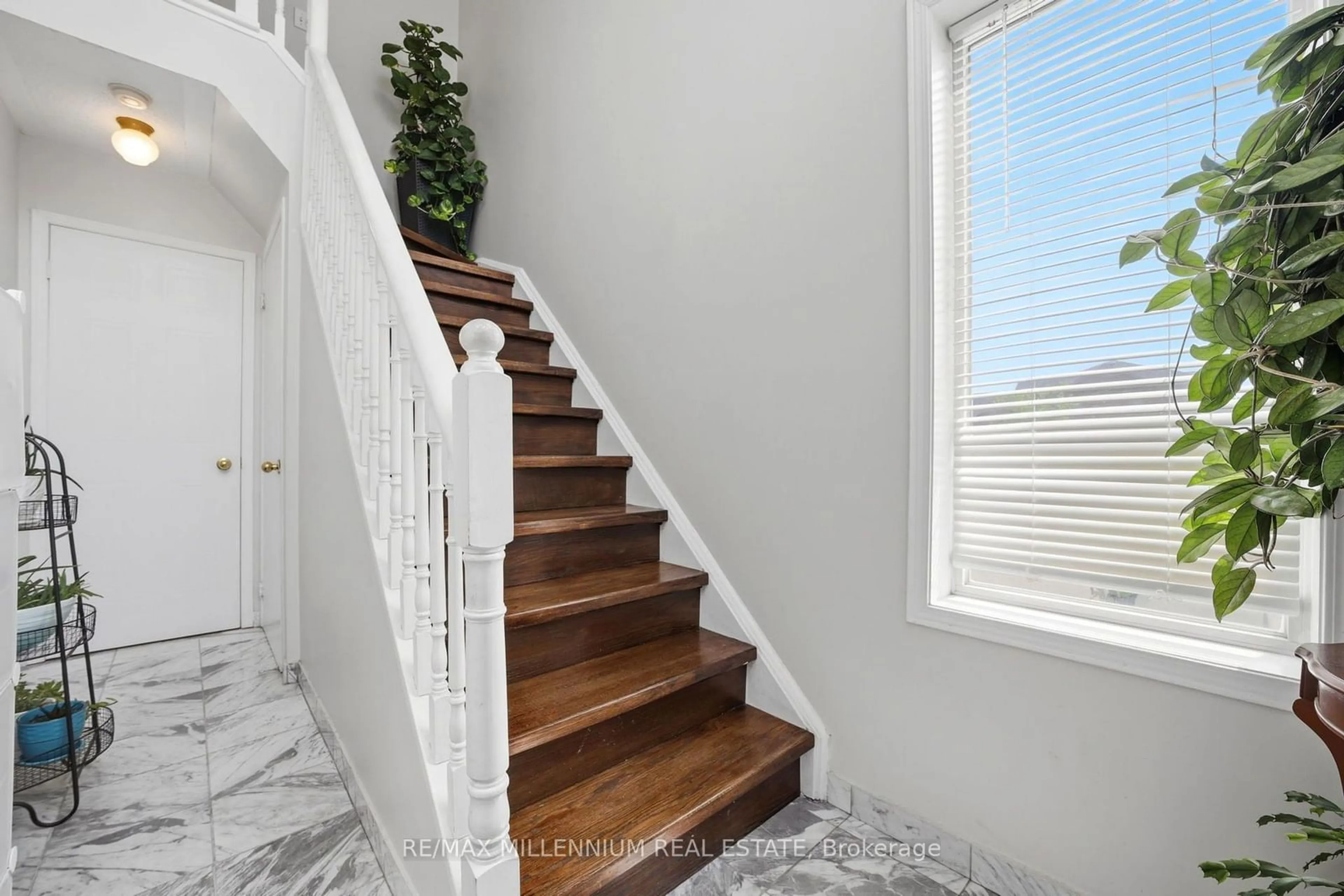 Stairs for 115 Bristol Rd #24, Mississauga Ontario L4Z 3P7
