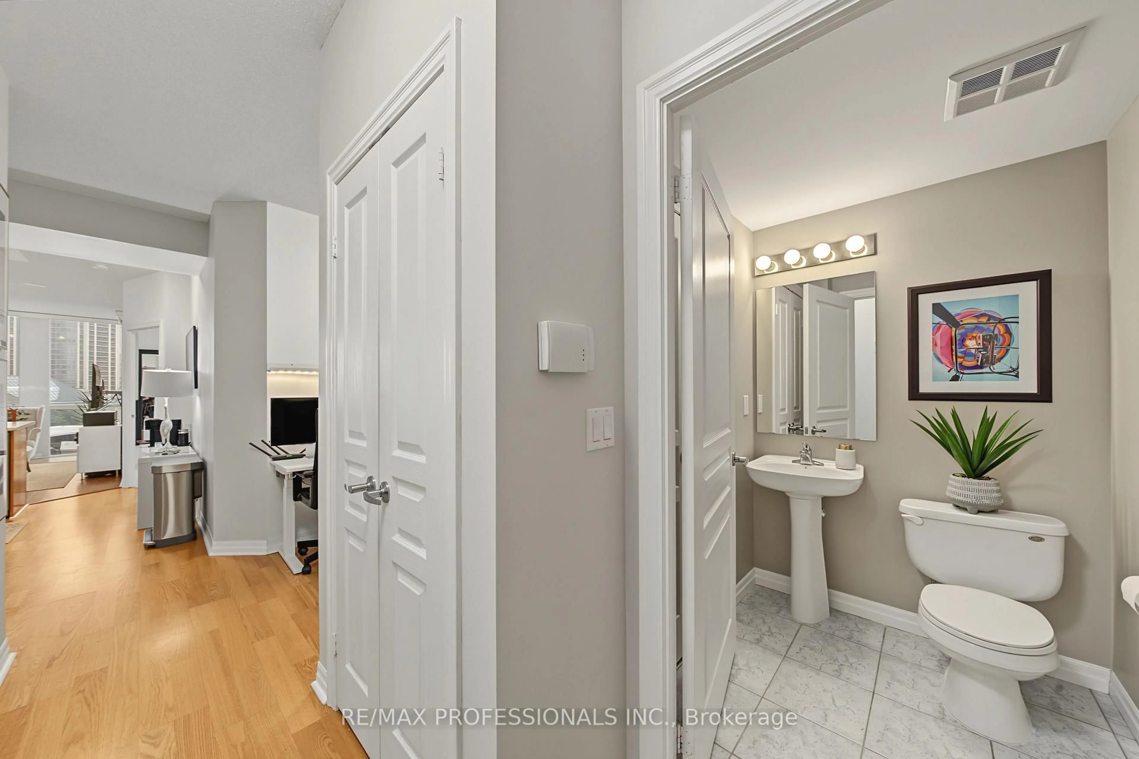 Unknown for 3939 Duke Of York Blvd #801, Mississauga Ontario L5B 4N2