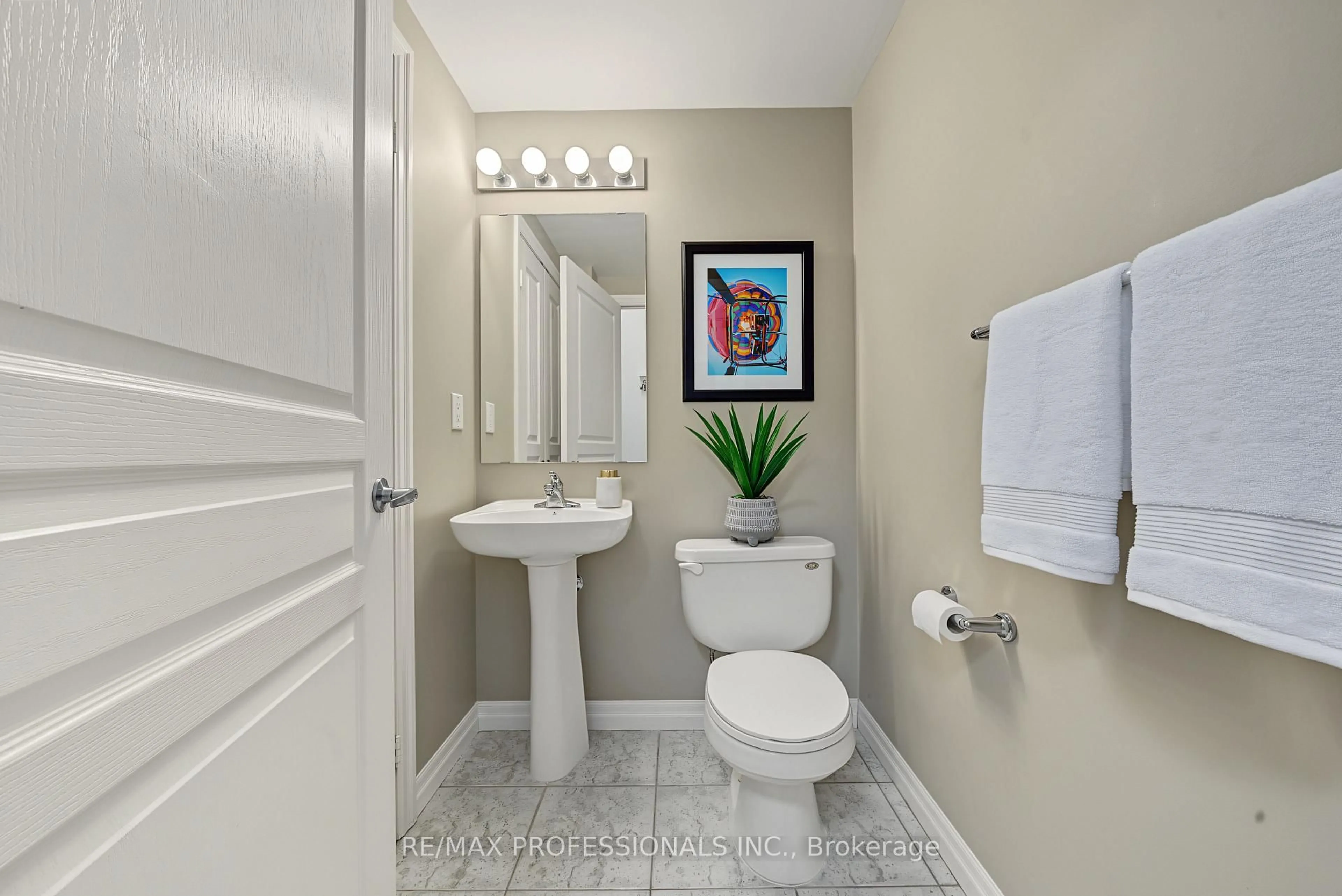Standard bathroom, ceramic/tile floor for 3939 Duke Of York Blvd #801, Mississauga Ontario L5B 4N2