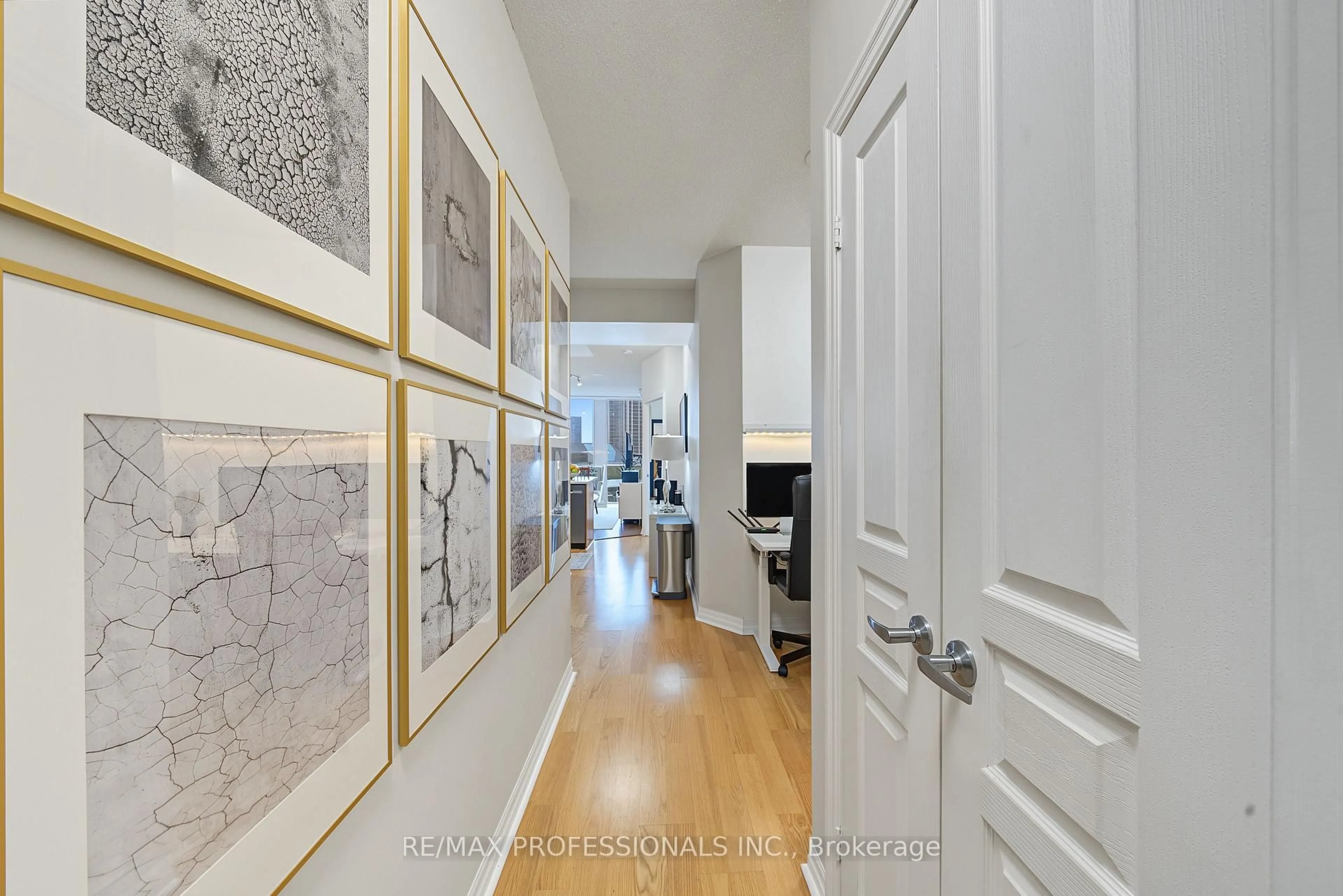 Indoor entryway for 3939 Duke Of York Blvd #801, Mississauga Ontario L5B 4N2