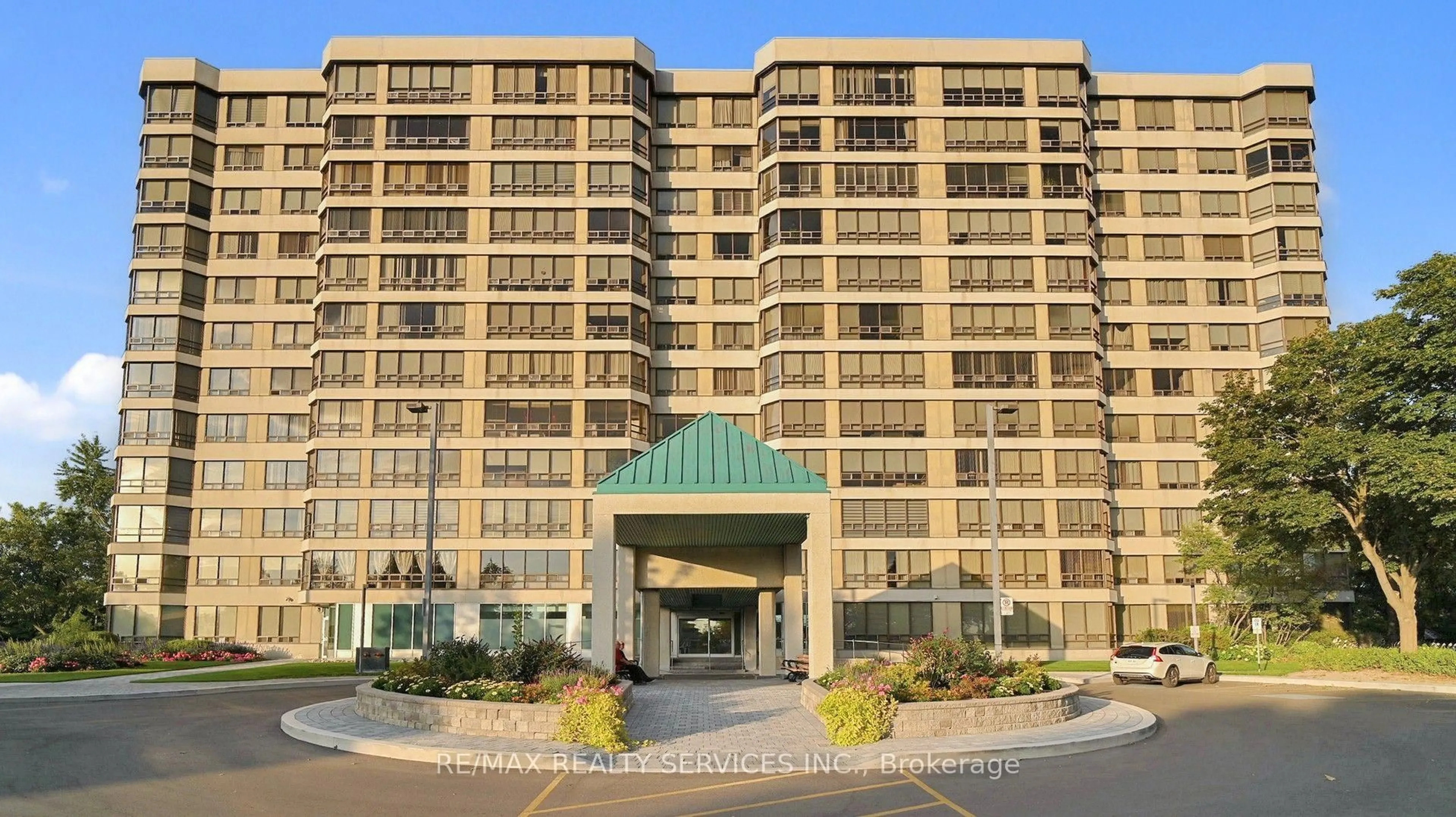 Indoor foyer for 330 Mill St #508, Brampton Ontario L6Y 3V3
