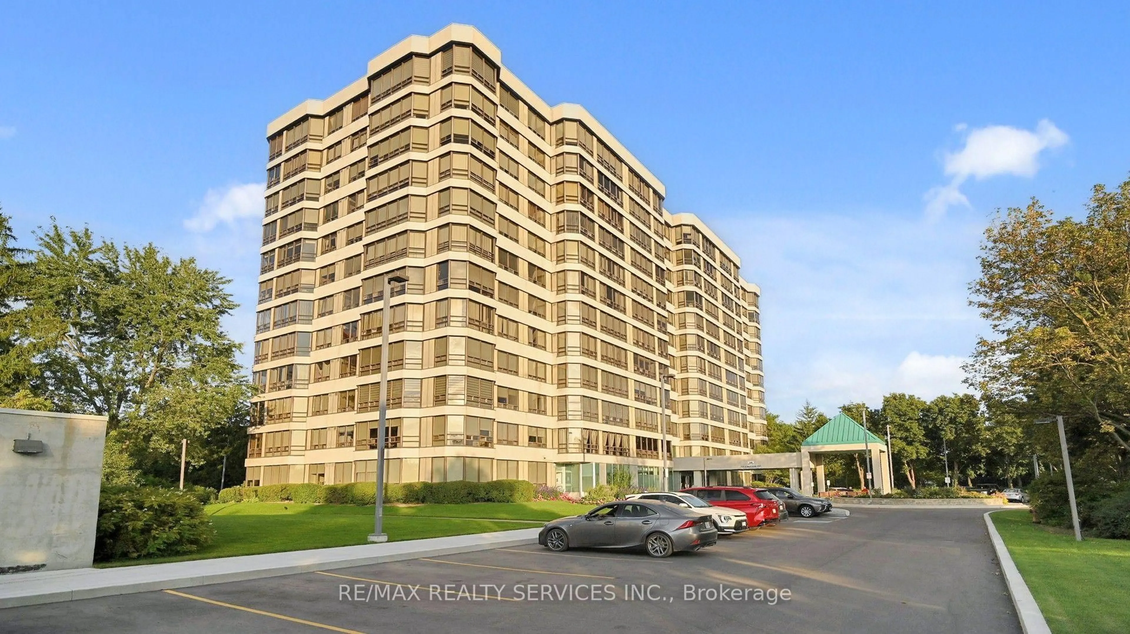 Indoor foyer for 330 Mill St #508, Brampton Ontario L6Y 3V3