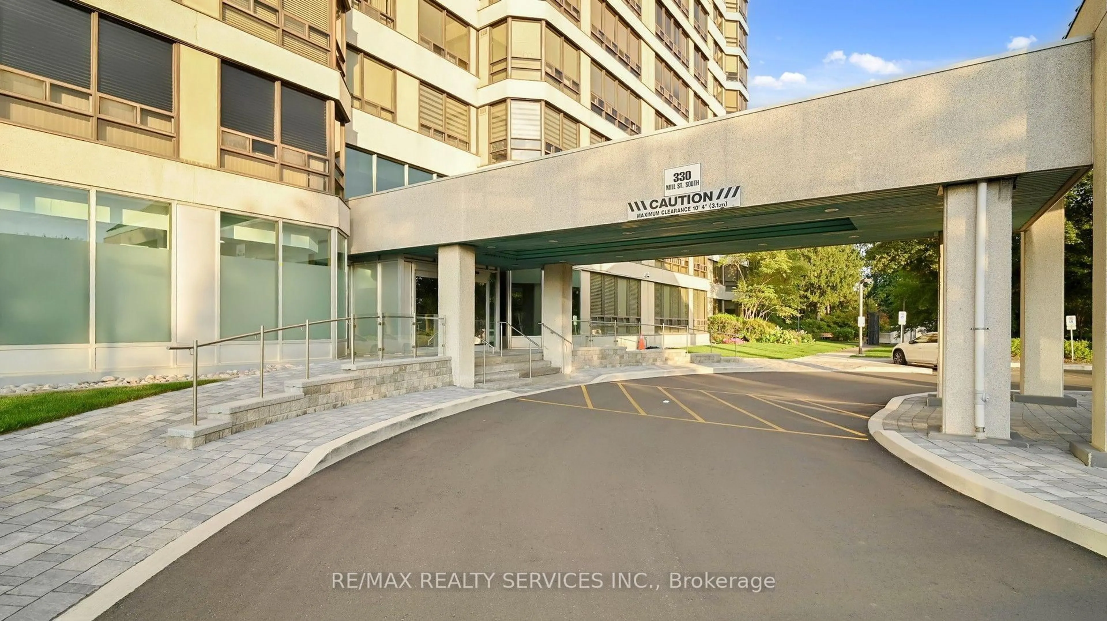 Indoor foyer for 330 Mill St #508, Brampton Ontario L6Y 3V3