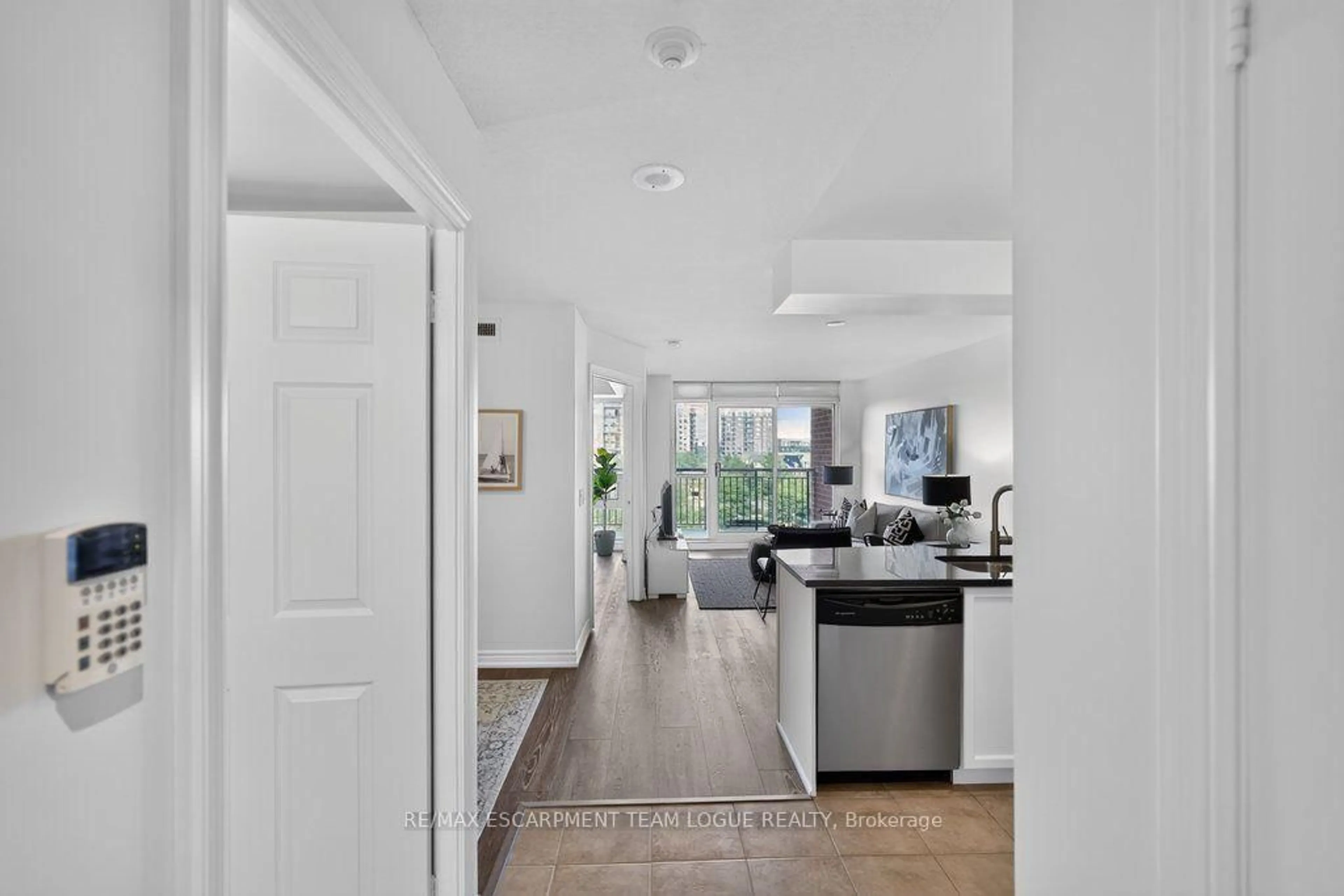 Indoor entryway for 2325 Central Park Dr #604, Oakville Ontario L6H 0E2