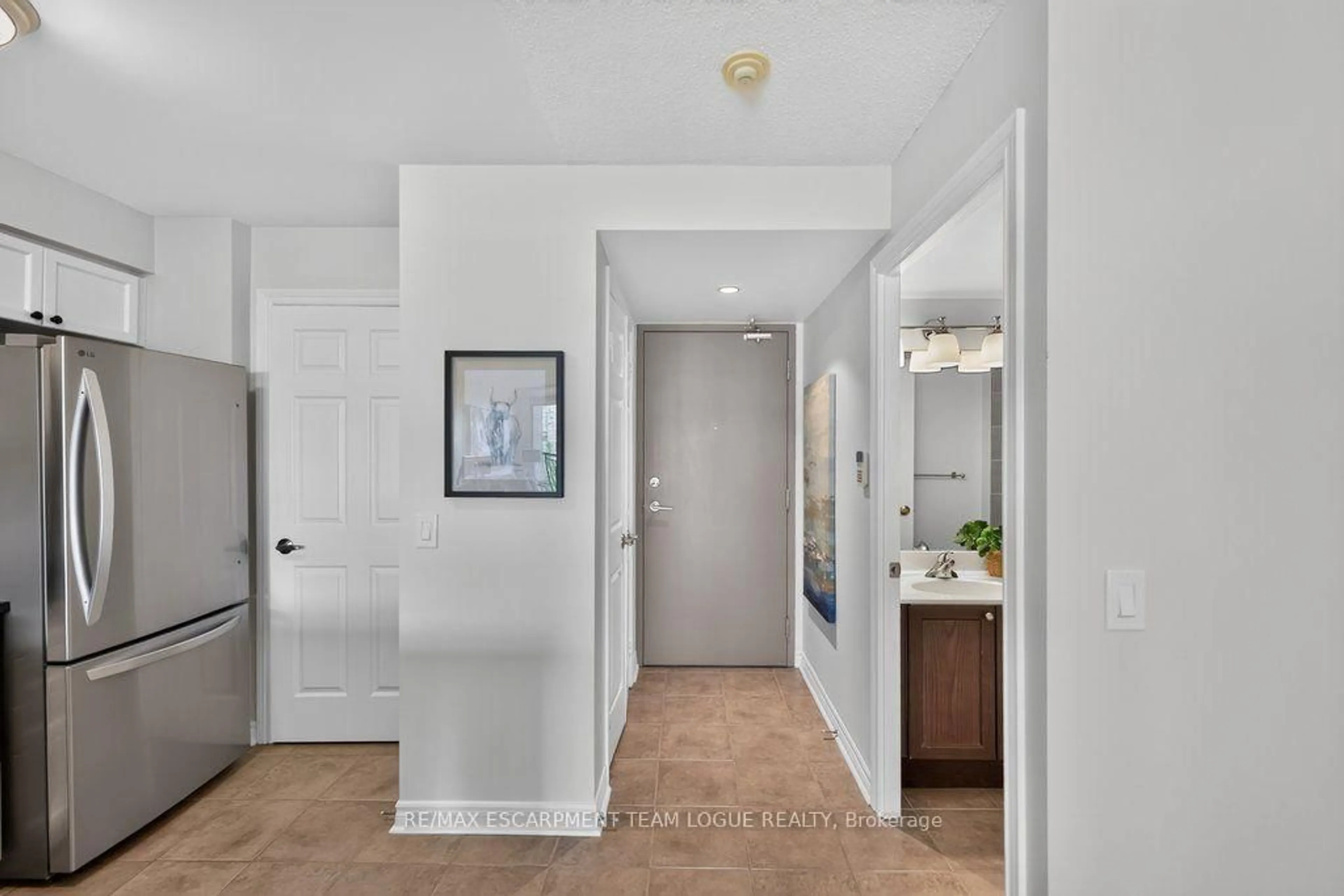 Indoor entryway for 2325 Central Park Dr #604, Oakville Ontario L6H 0E2