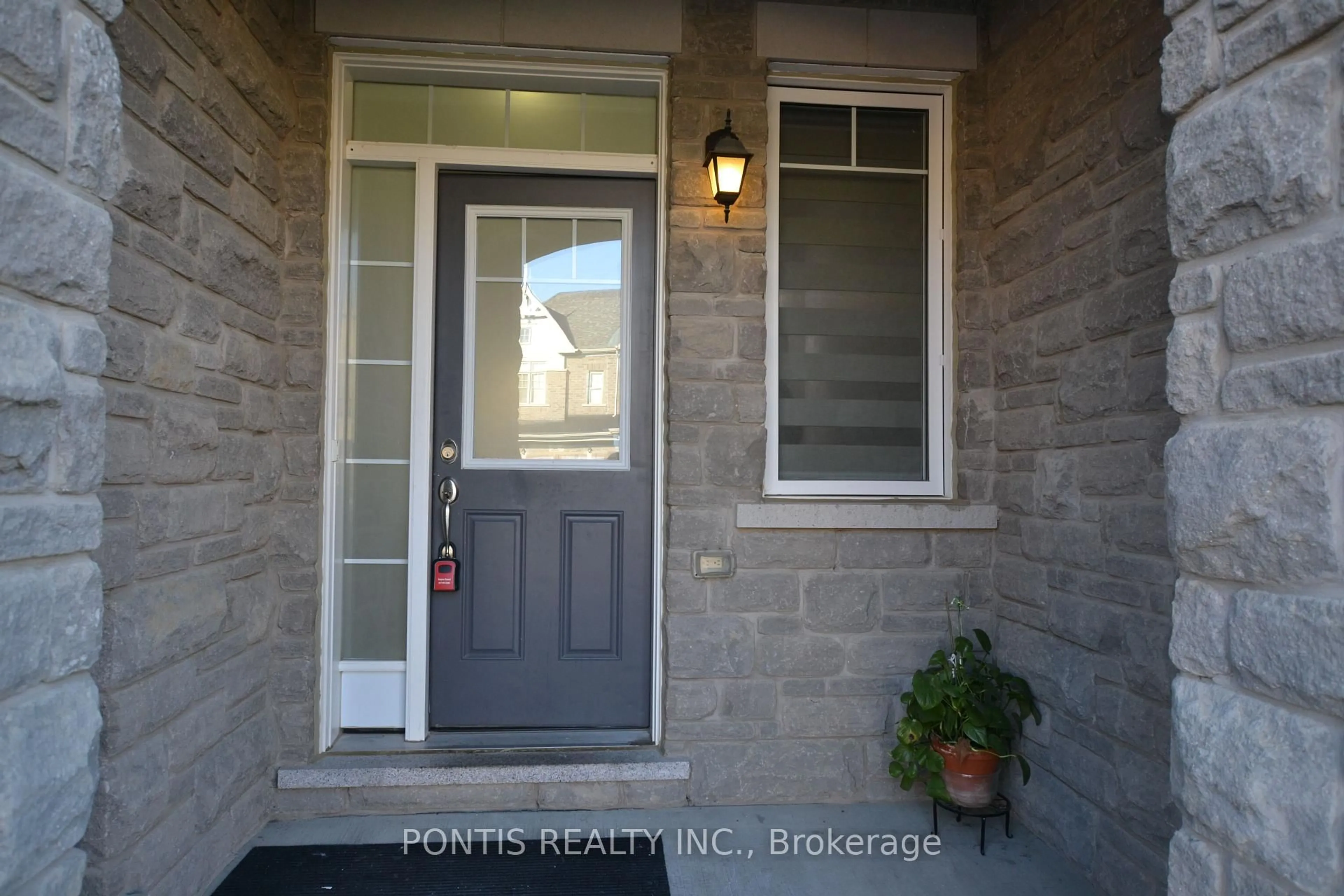Indoor entryway for 47 Phyllis Dr, Caledon Ontario L7C 4E2
