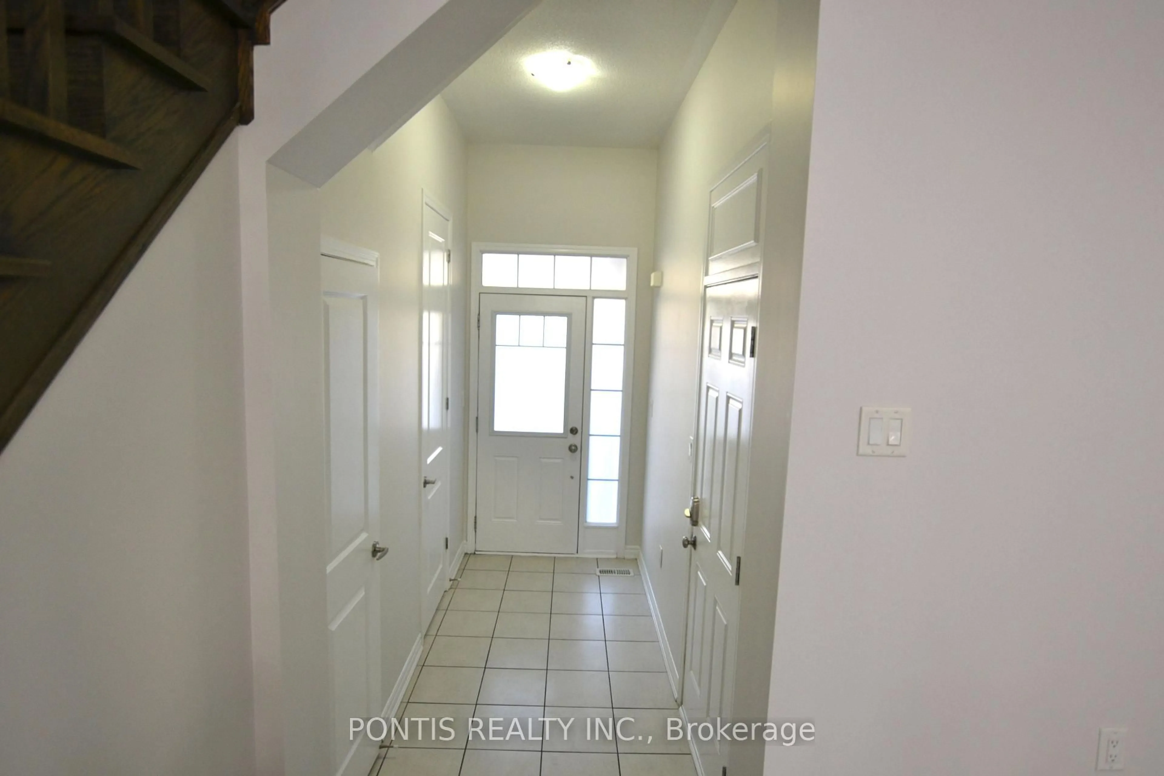 Indoor entryway for 47 Phyllis Dr, Caledon Ontario L7C 4E2