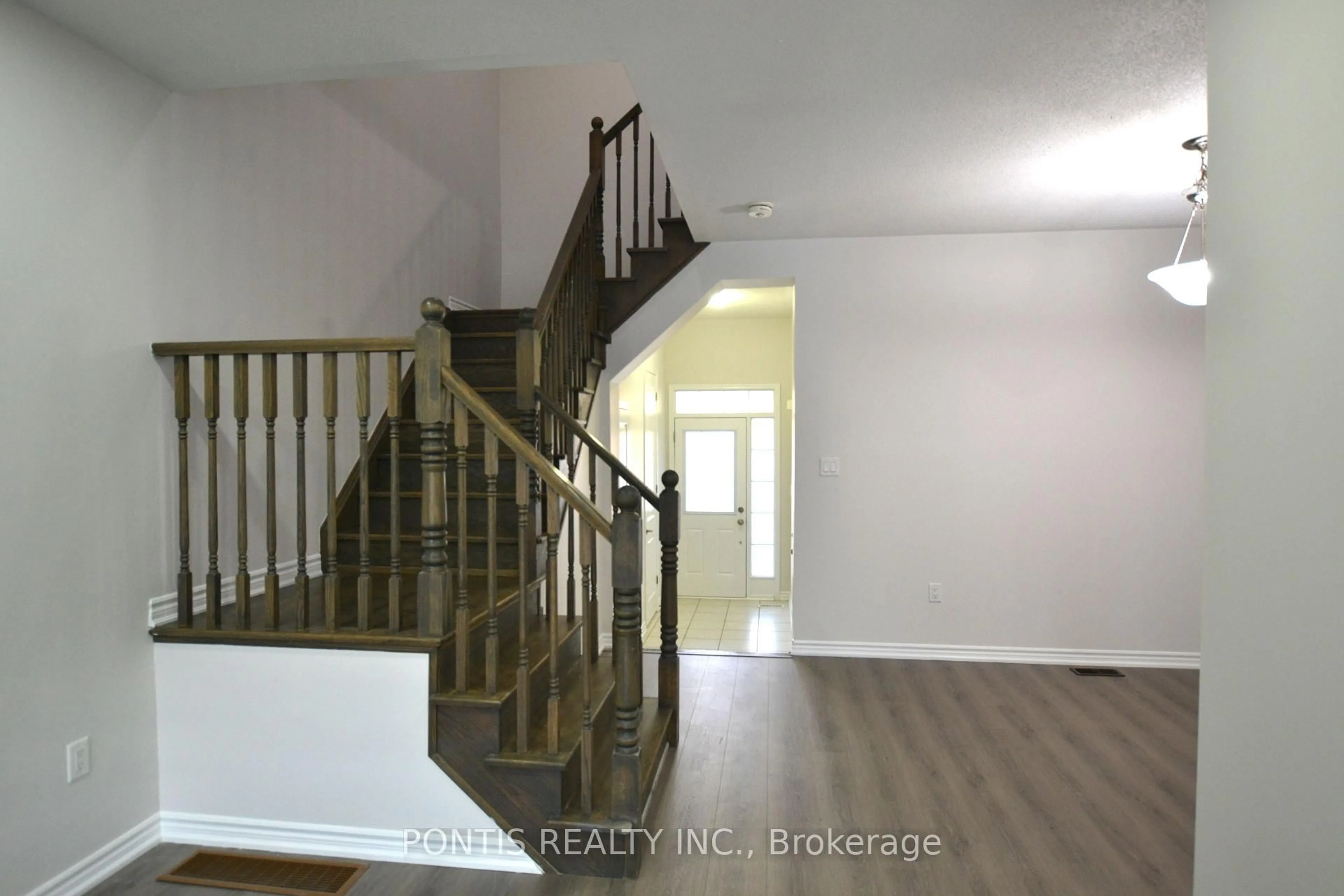 Indoor entryway for 47 Phyllis Dr, Caledon Ontario L7C 4E2