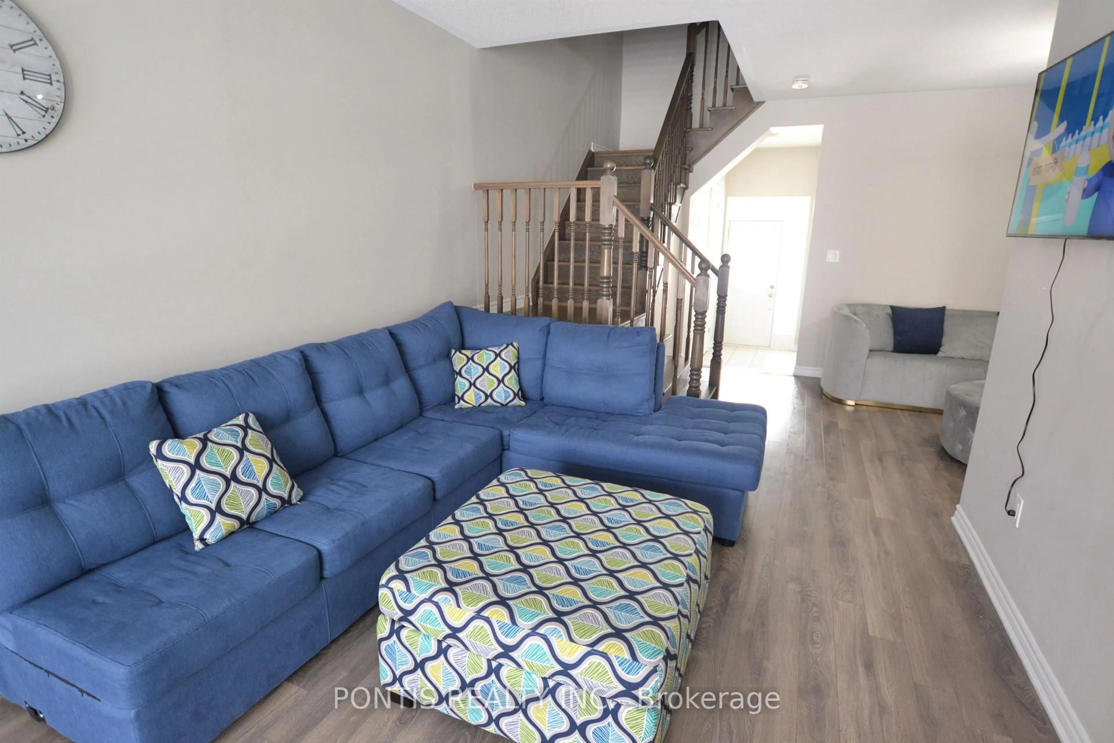 Living room with furniture, unknown for 47 Phyllis Dr, Caledon Ontario L7C 4E2