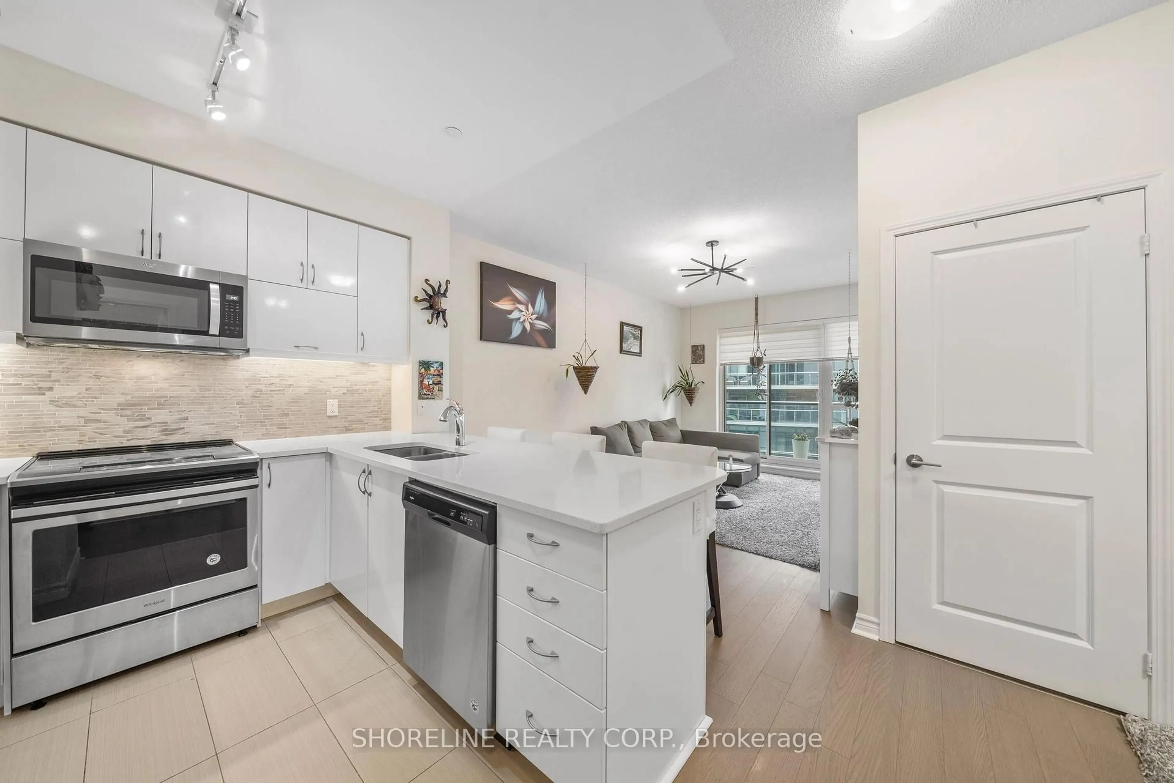 Open concept kitchen, ceramic/tile floor for 39 Annie Craig Dr #1502, Toronto Ontario M8V 0A4