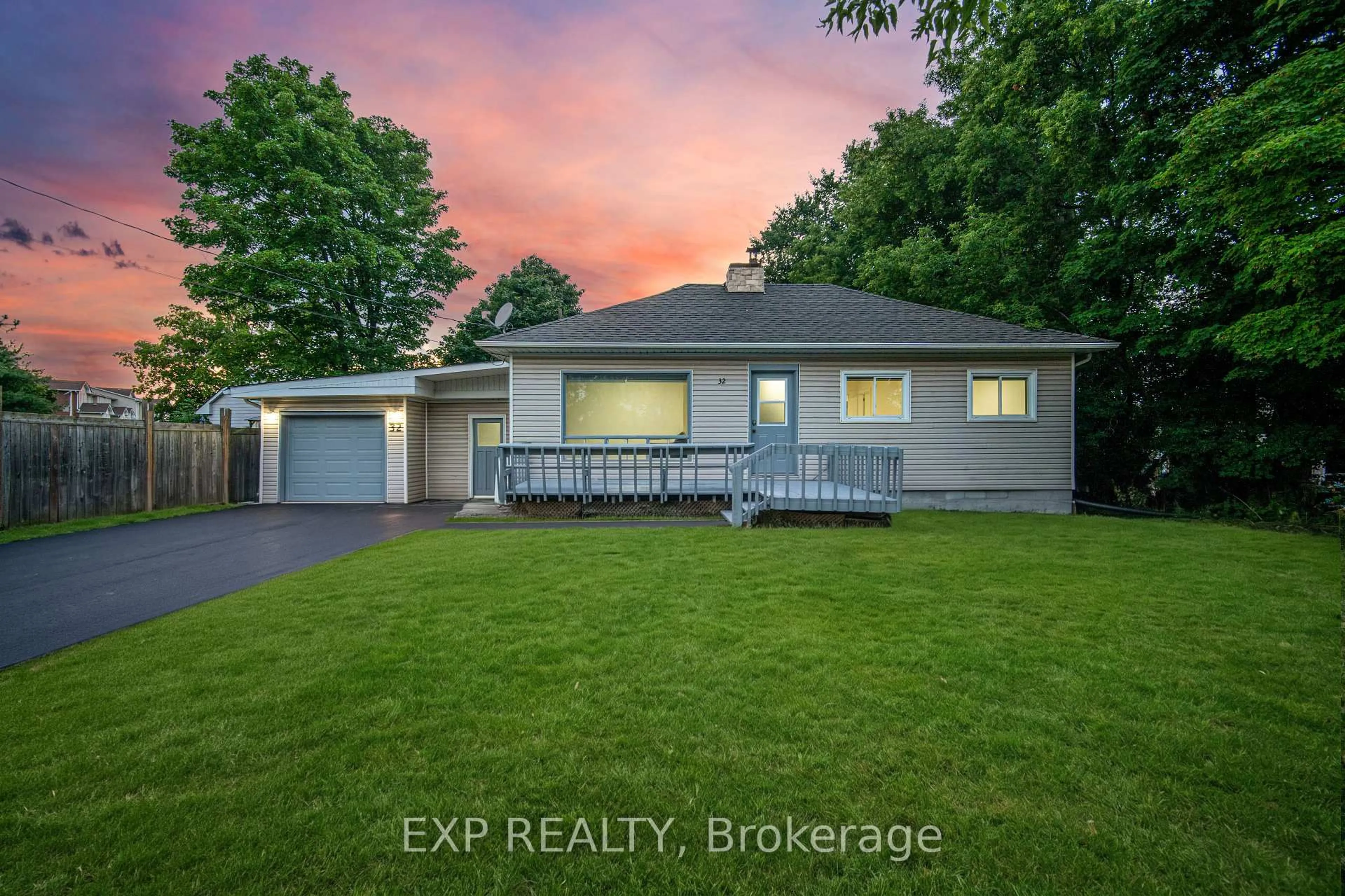 A pic from outside/outdoor area/front of a property/back of a property/a pic from drone, street for 32 Maple Ave, Halton Hills Ontario L7G 5M2