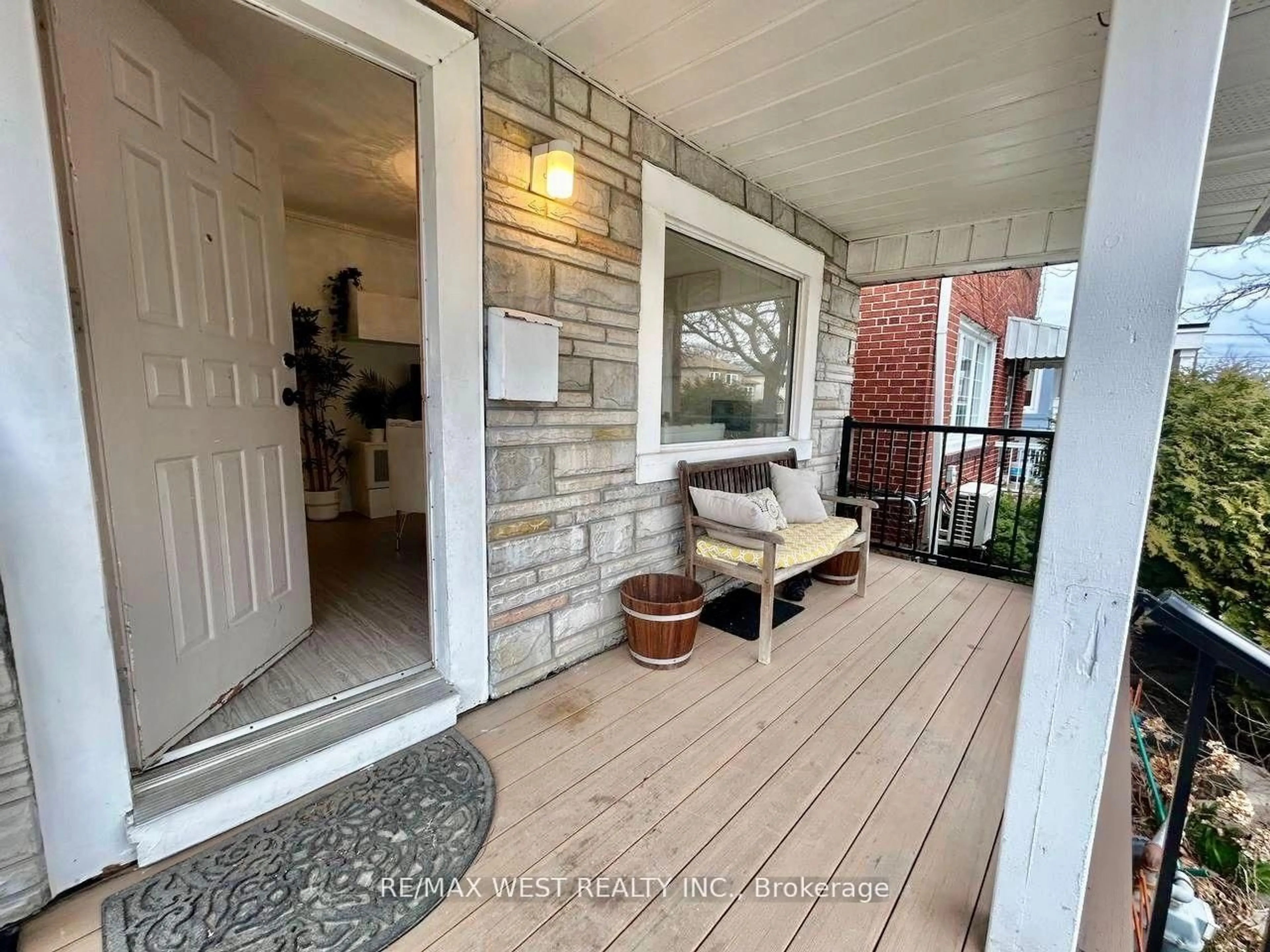 Indoor entryway for 36 Fourteenth St, Toronto Ontario M8V 3H9
