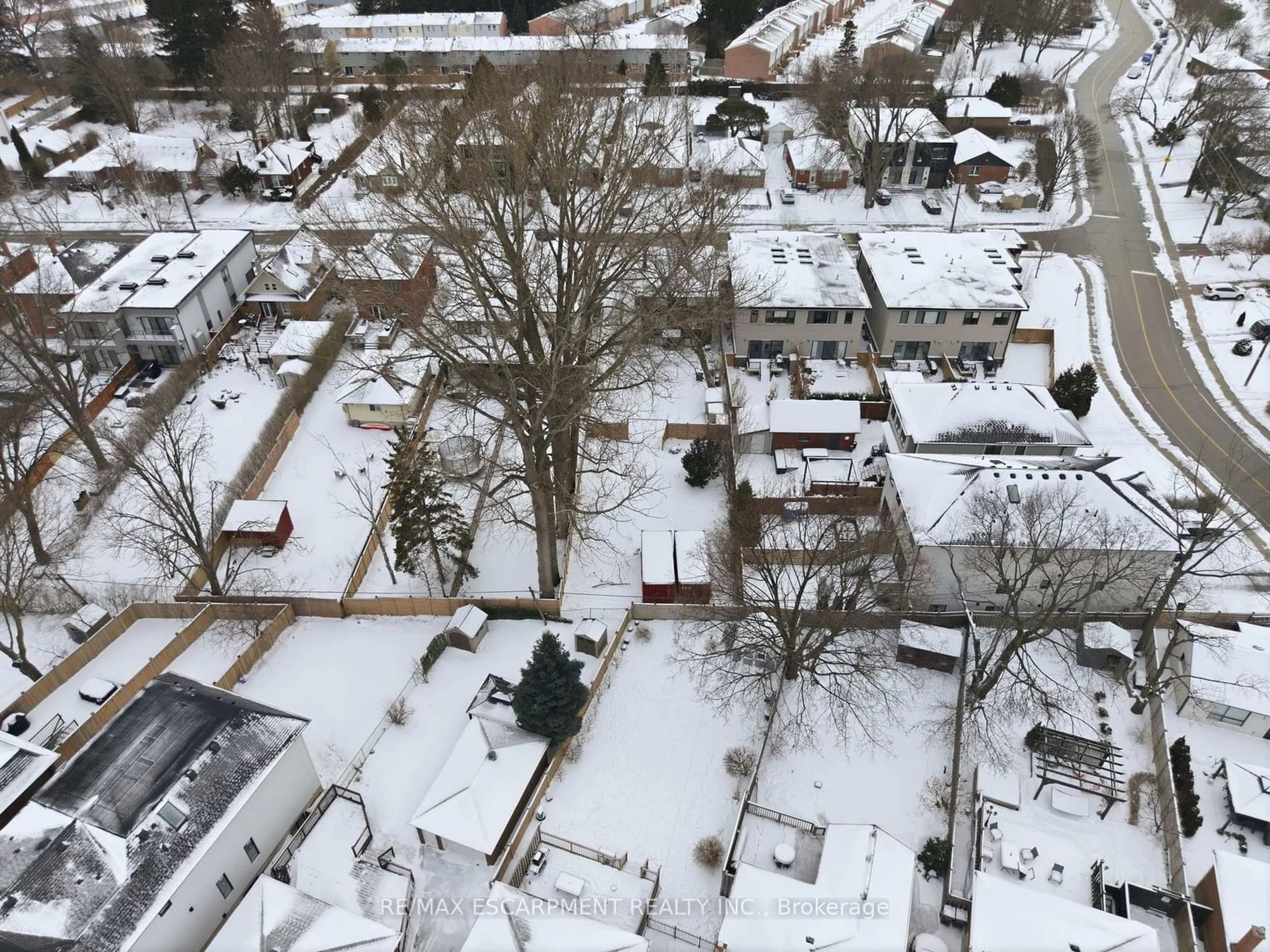 A pic from outside/outdoor area/front of a property/back of a property/a pic from drone, street for 43 Broadview Ave, Mississauga Ontario L5H 2S8