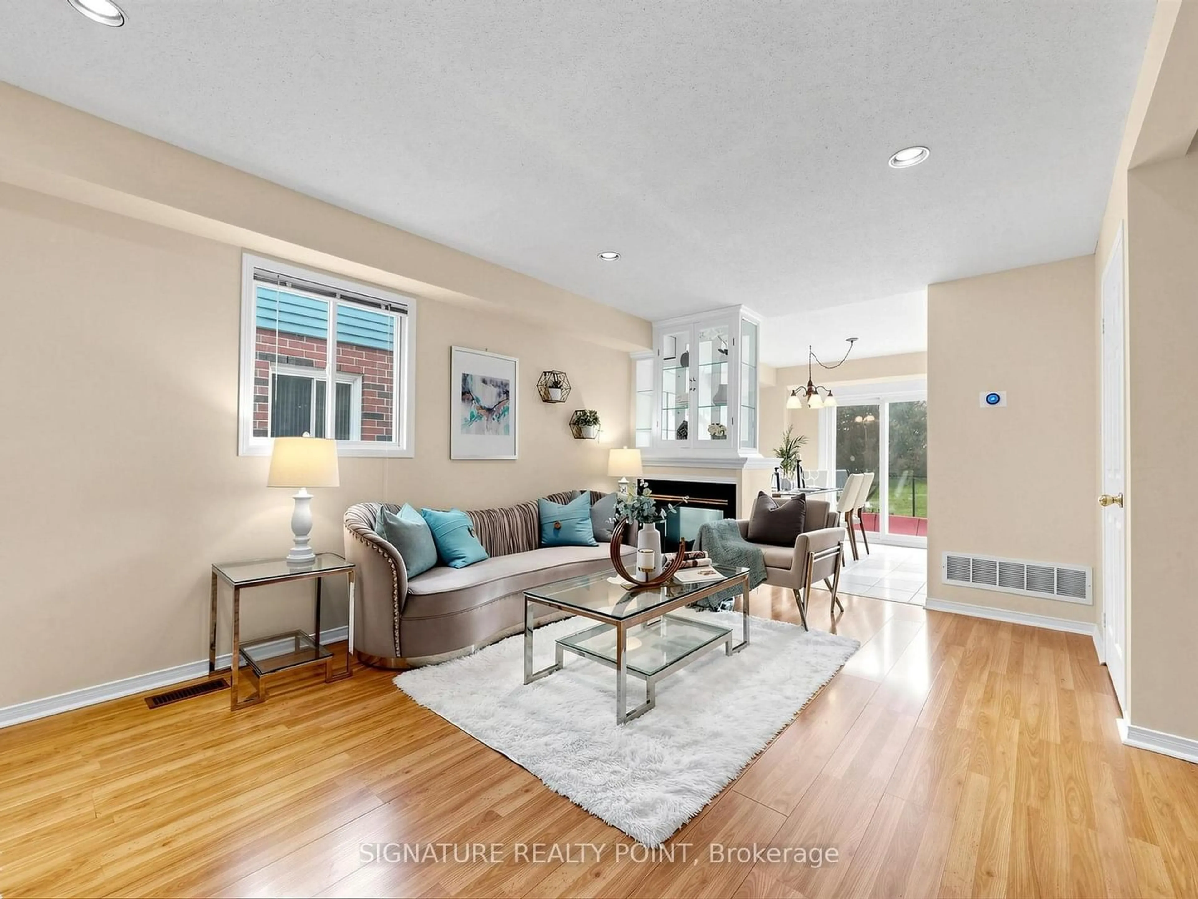 Living room with furniture, unknown for 1816 Hobson Dr, Burlington Ontario L7L 6L7