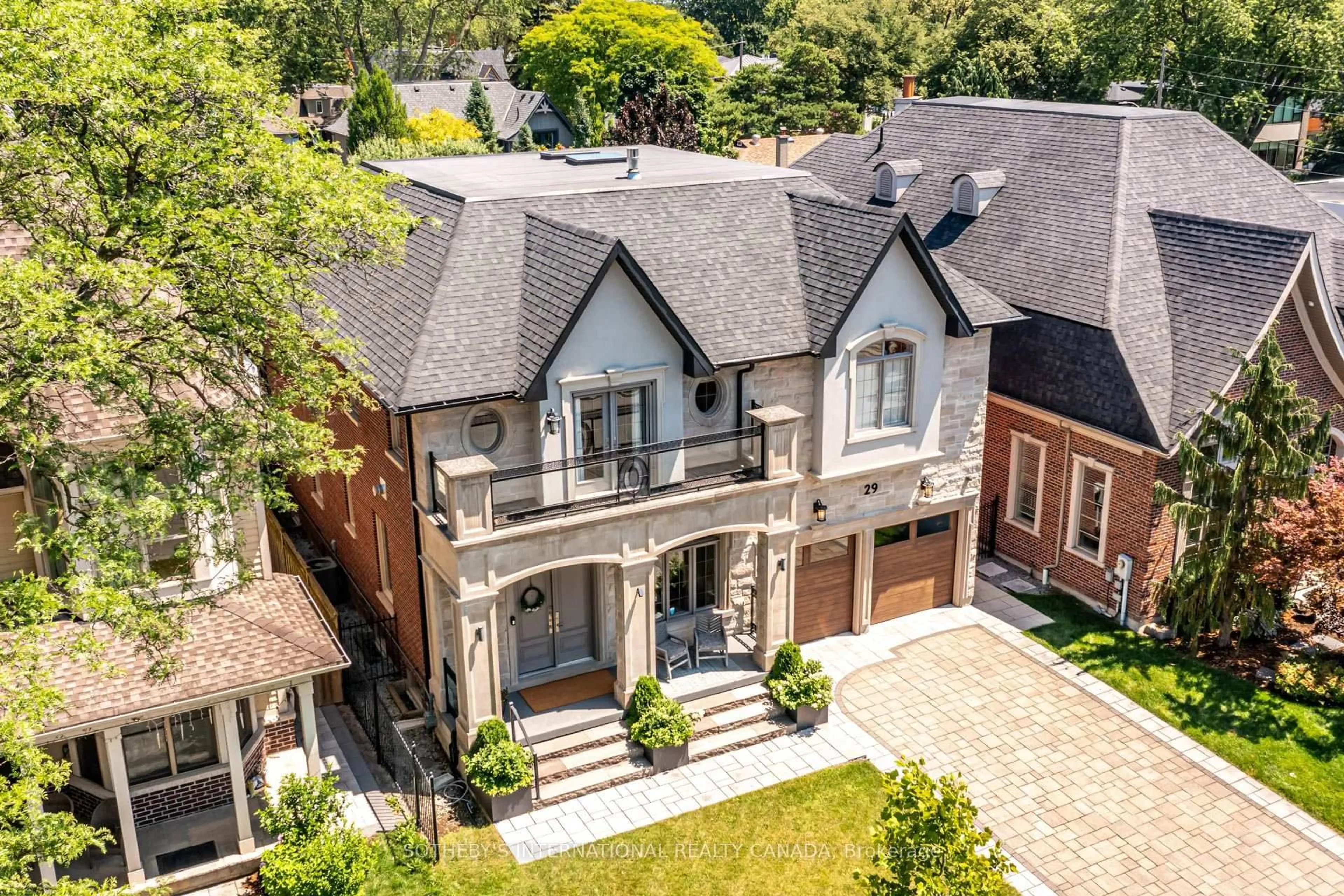 Home with brick exterior material, street for 29 Oakwood Ave, Mississauga Ontario L5G 3L2