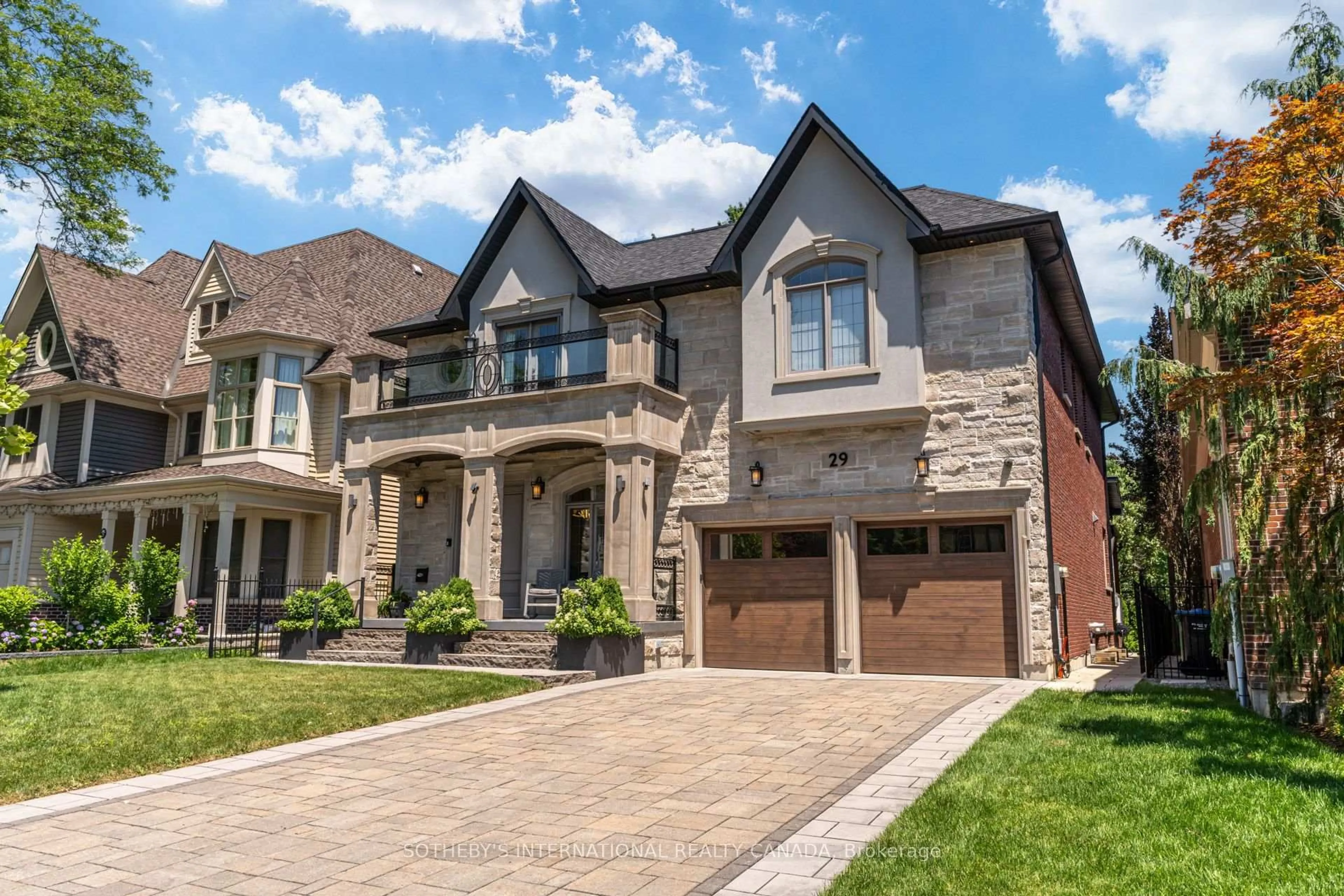 Home with brick exterior material, street for 29 Oakwood Ave, Mississauga Ontario L5G 3L2