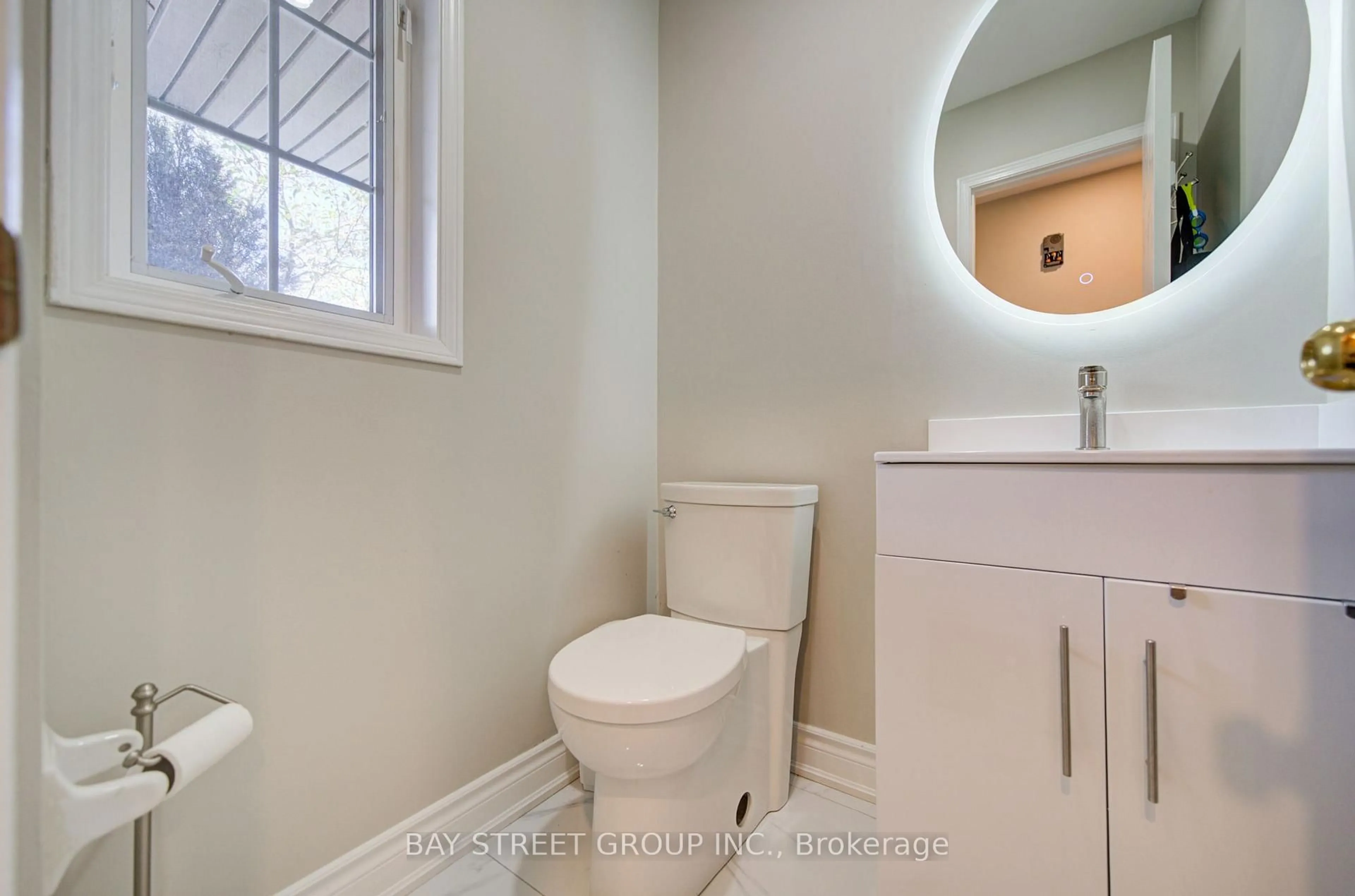 Standard bathroom, unknown for 346 Sardinia Dr, Mississauga Ontario L5R 3X6