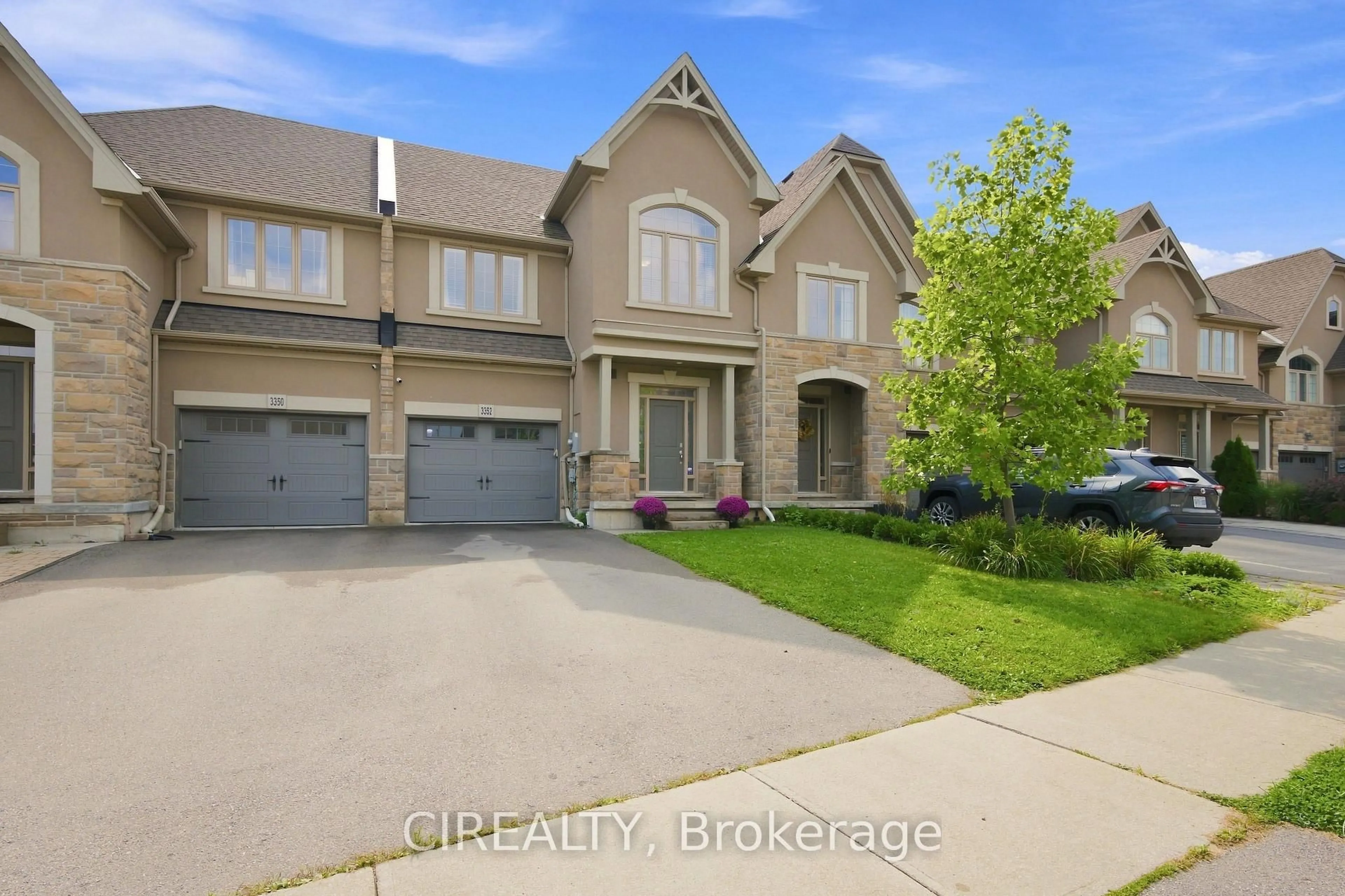 A pic from outside/outdoor area/front of a property/back of a property/a pic from drone, street for 3352 Stalybridge Rd, Oakville Ontario L6M 1N9