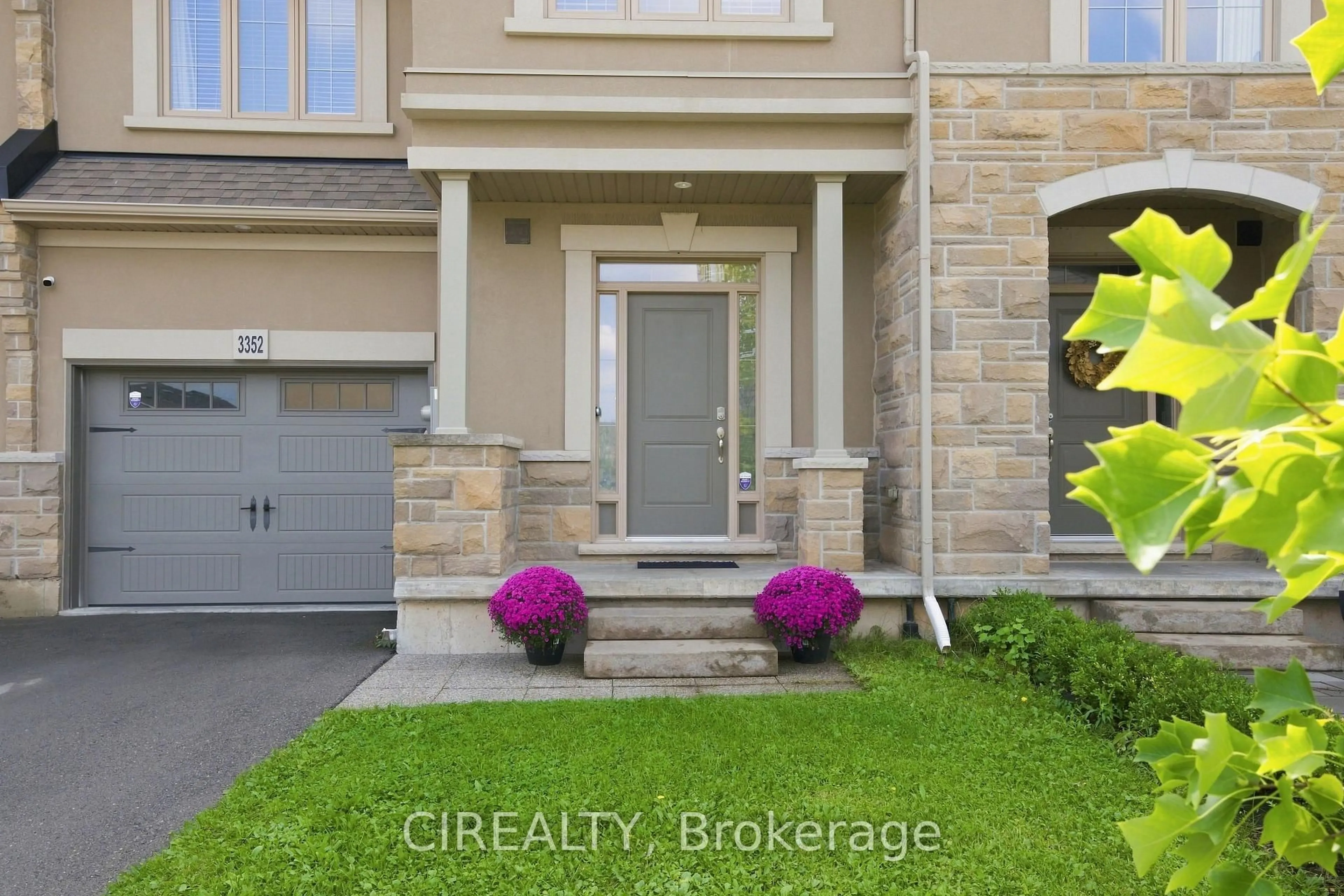Indoor entryway for 3352 Stalybridge Rd, Oakville Ontario L6M 1N9