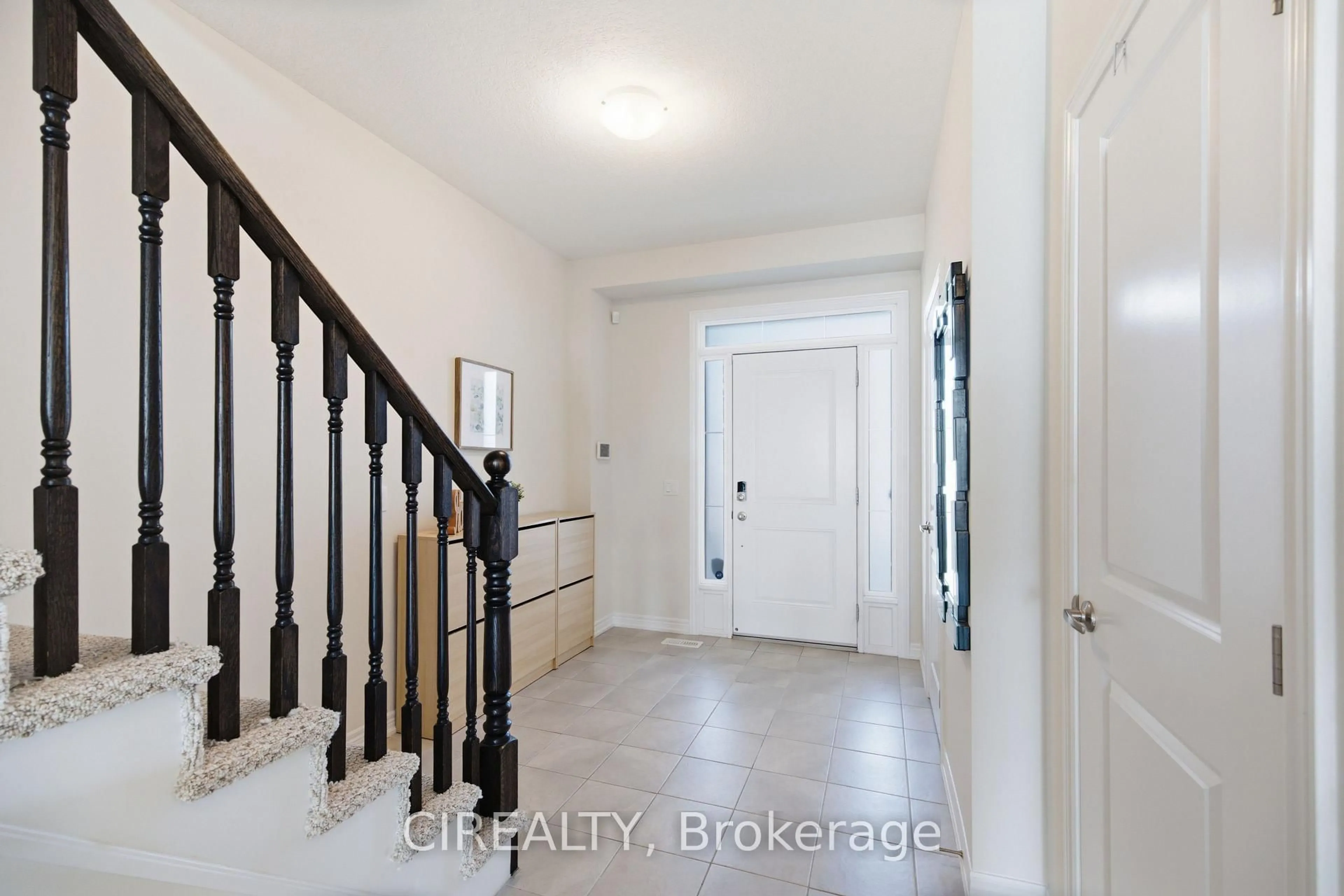 Indoor entryway for 3352 Stalybridge Rd, Oakville Ontario L6M 1N9