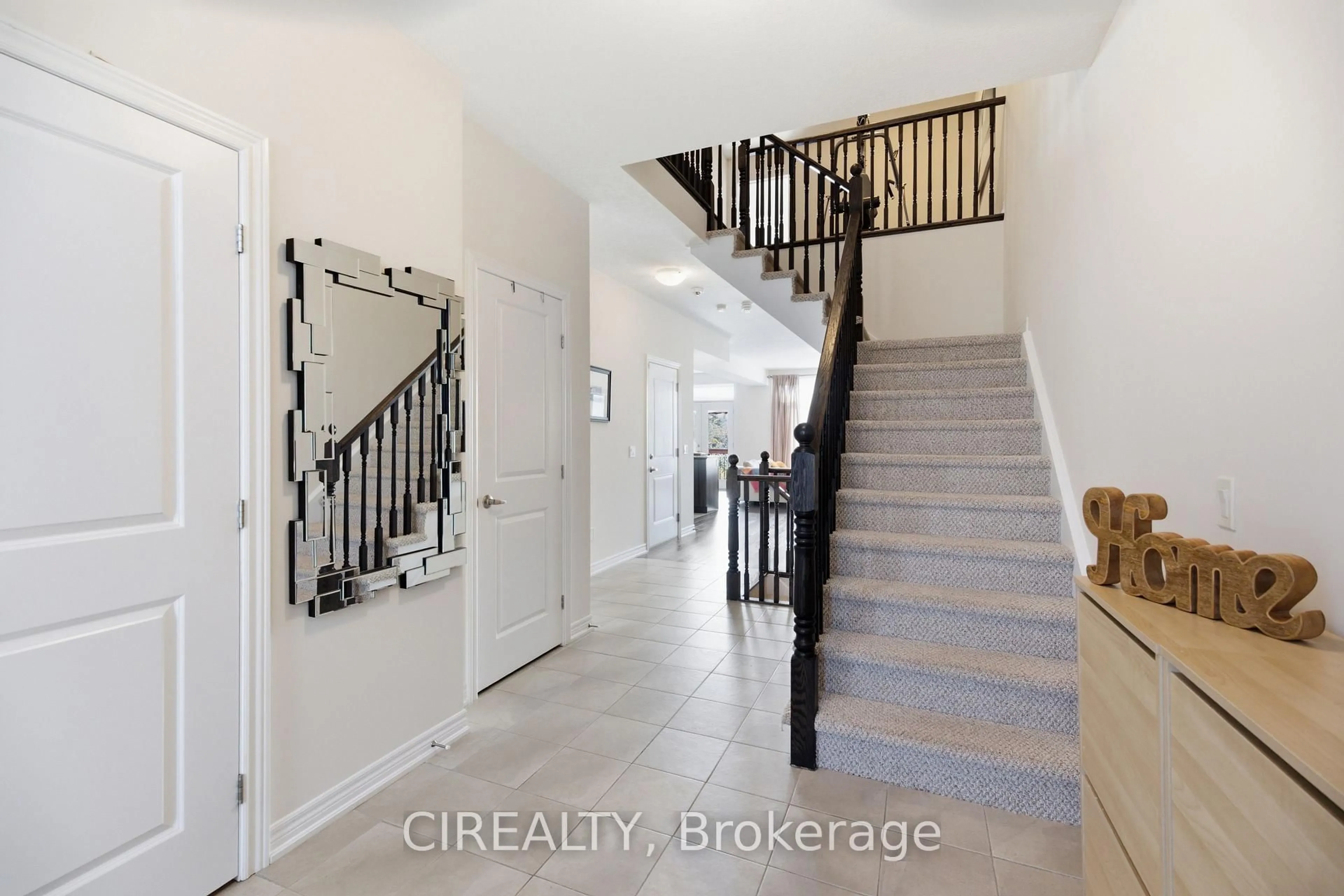 Indoor entryway for 3352 Stalybridge Rd, Oakville Ontario L6M 1N9