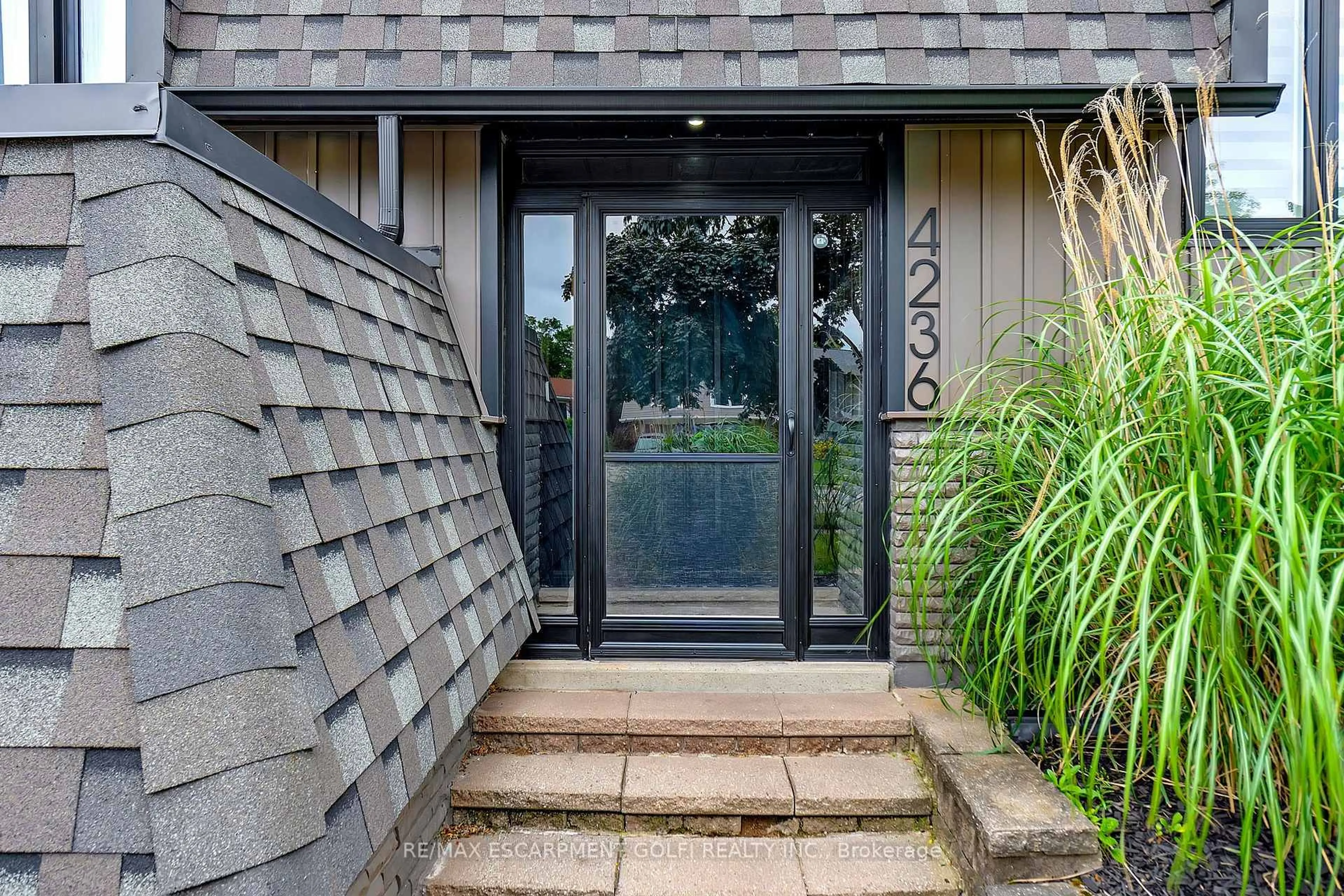 Indoor entryway for 4236 LONGMOOR Dr, Burlington Ontario L7L 4Z9