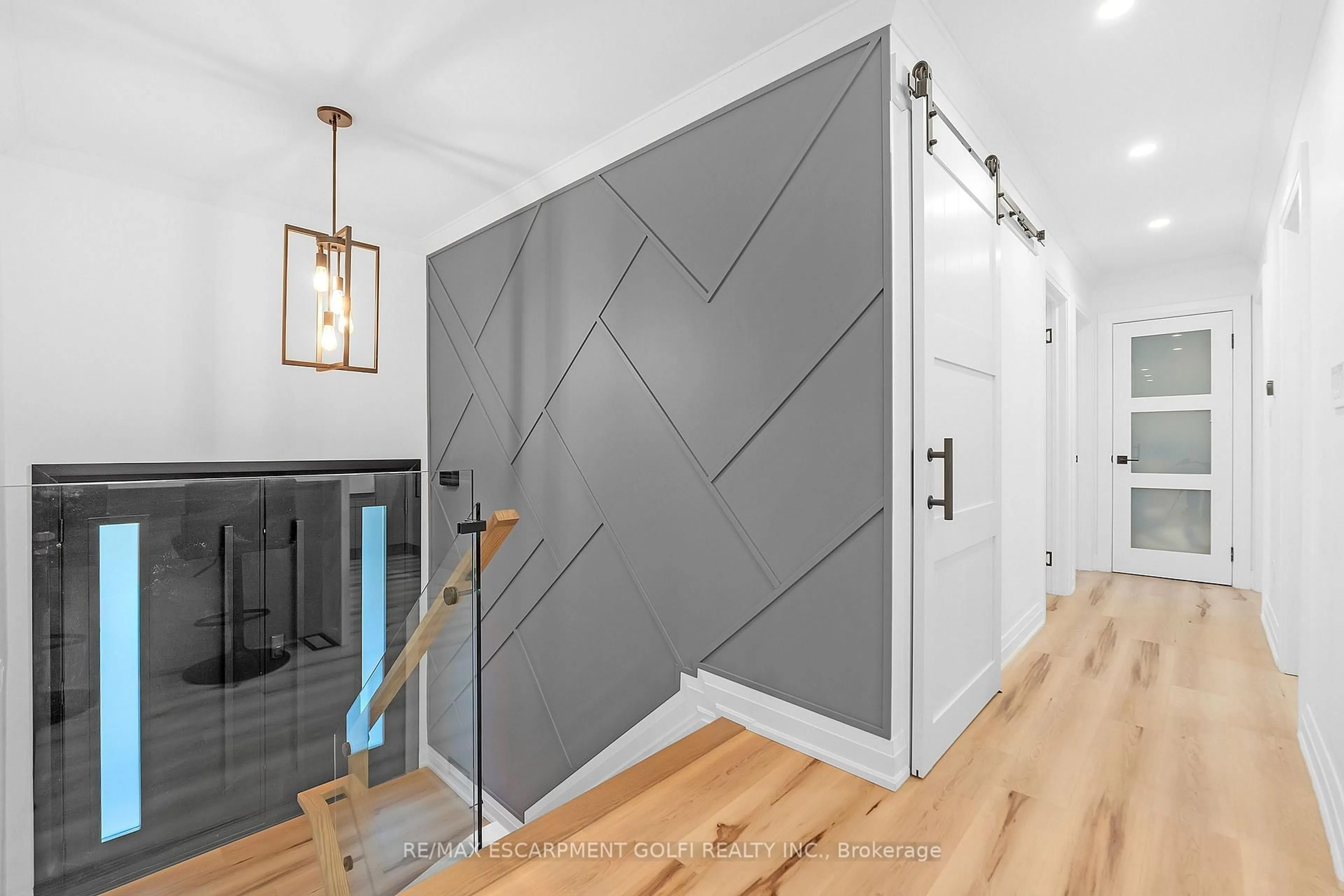 Indoor entryway for 4236 LONGMOOR Dr, Burlington Ontario L7L 4Z9