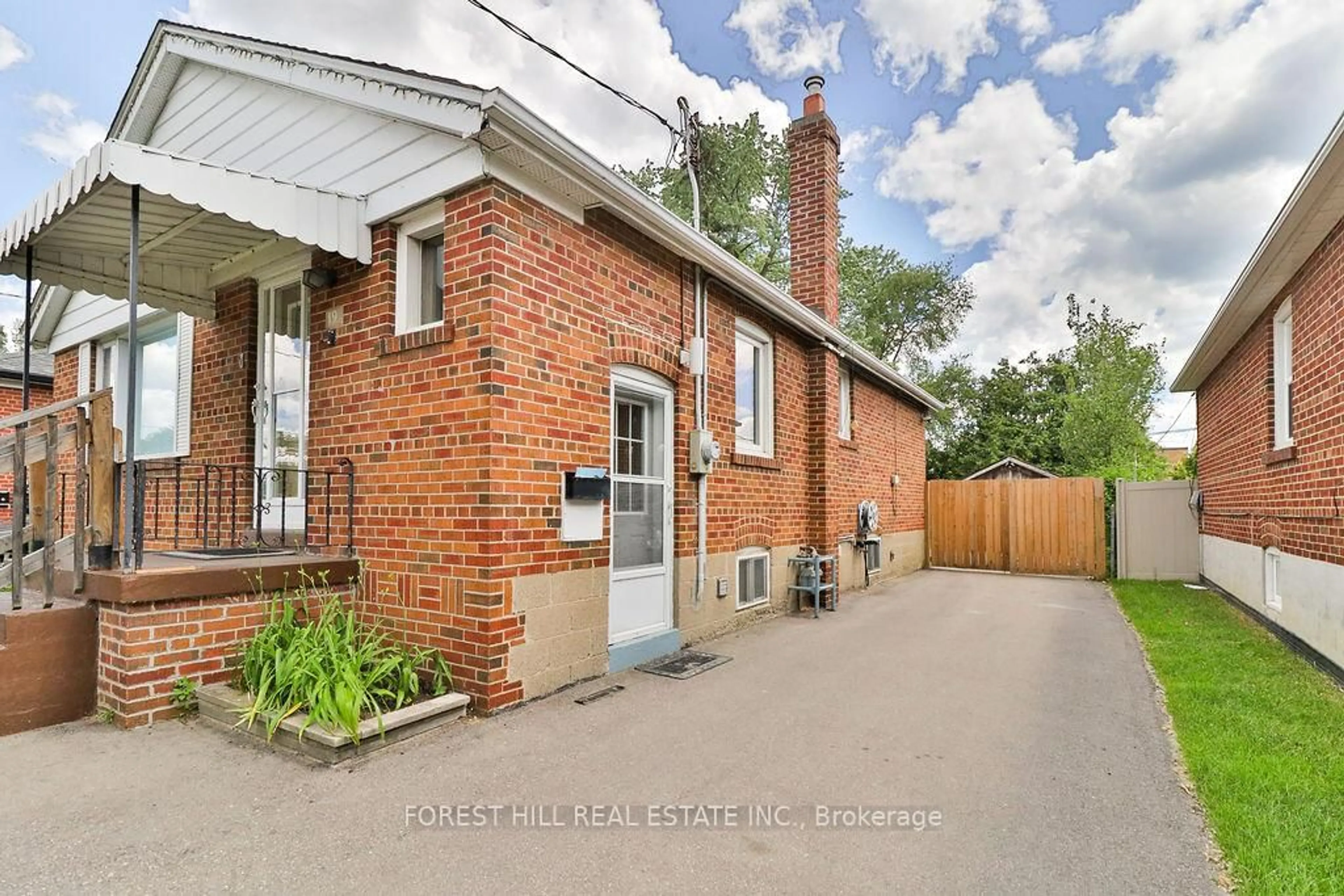 A pic from outside/outdoor area/front of a property/back of a property/a pic from drone, street for 19 Silvercrest Ave, Toronto Ontario M8W 2S3