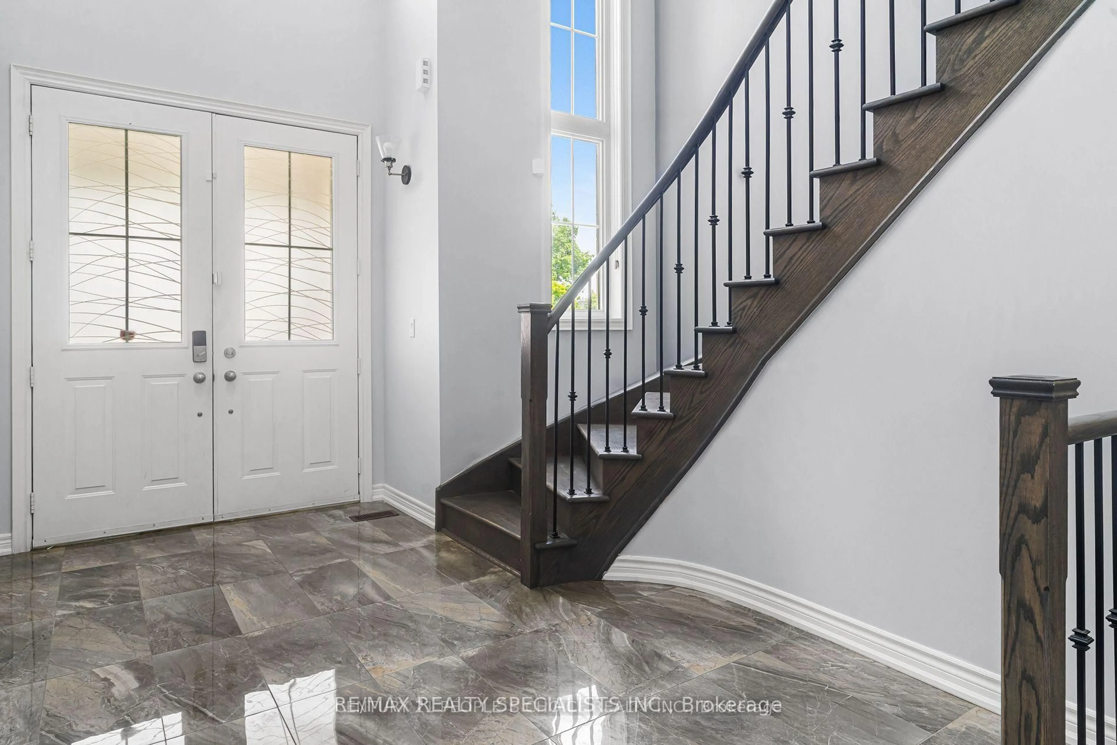 Indoor entryway for 22 Gainsford Rd, Brampton Ontario L6X 5N2