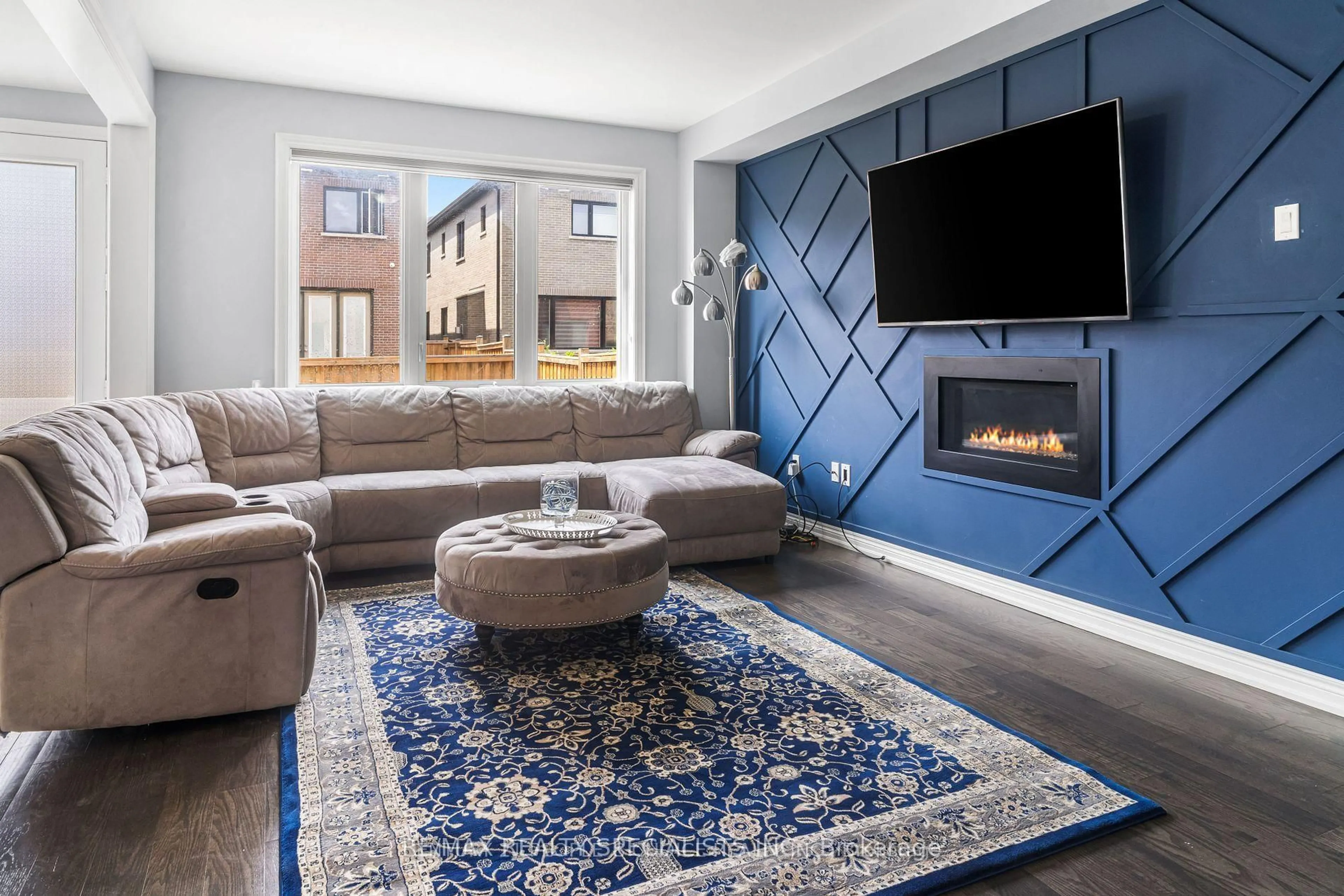 Living room with furniture, unknown for 22 Gainsford Rd, Brampton Ontario L6X 5N2