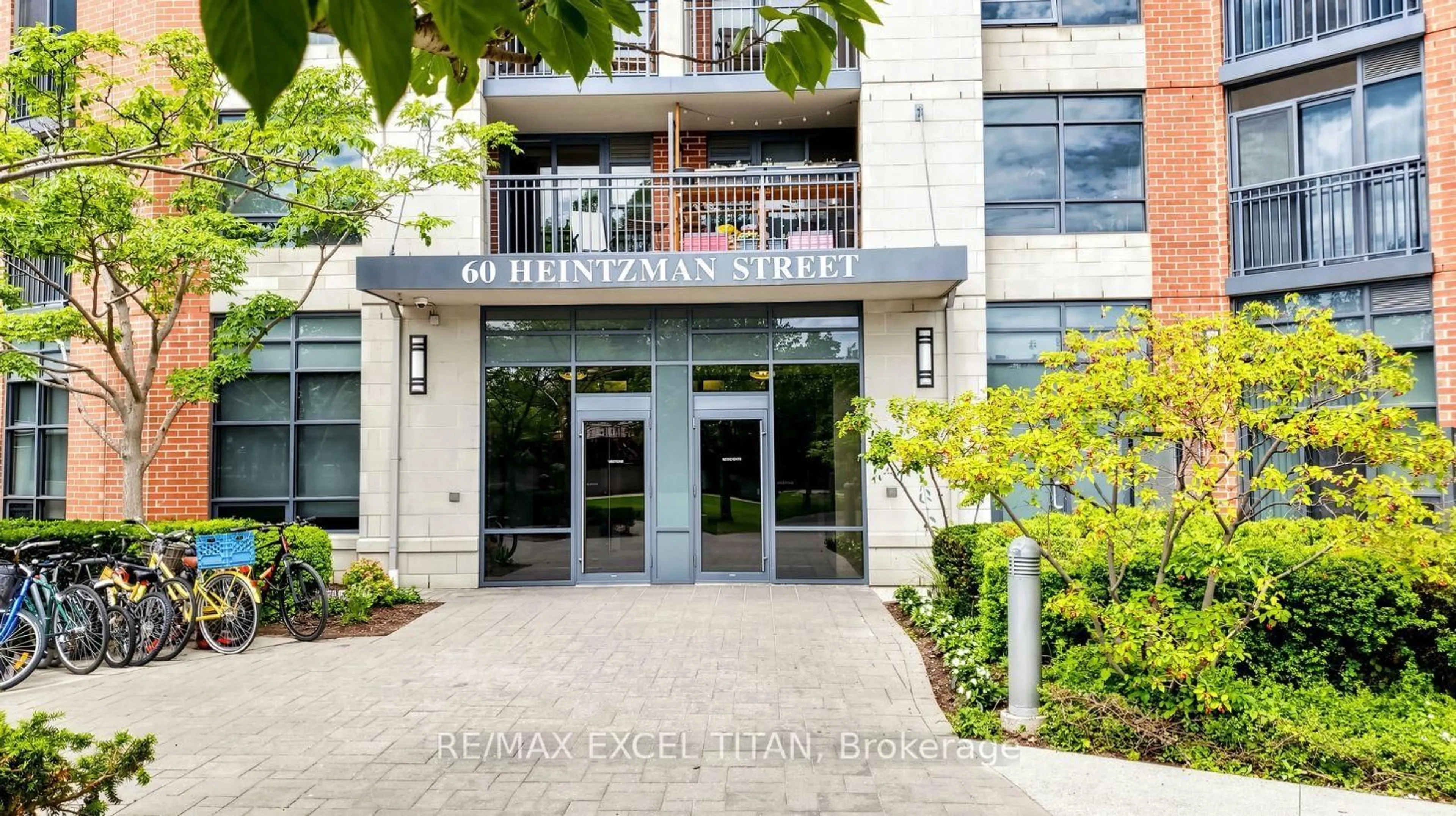 Indoor foyer for 60 Heintzman St #1132, Toronto Ontario M6P 5A1