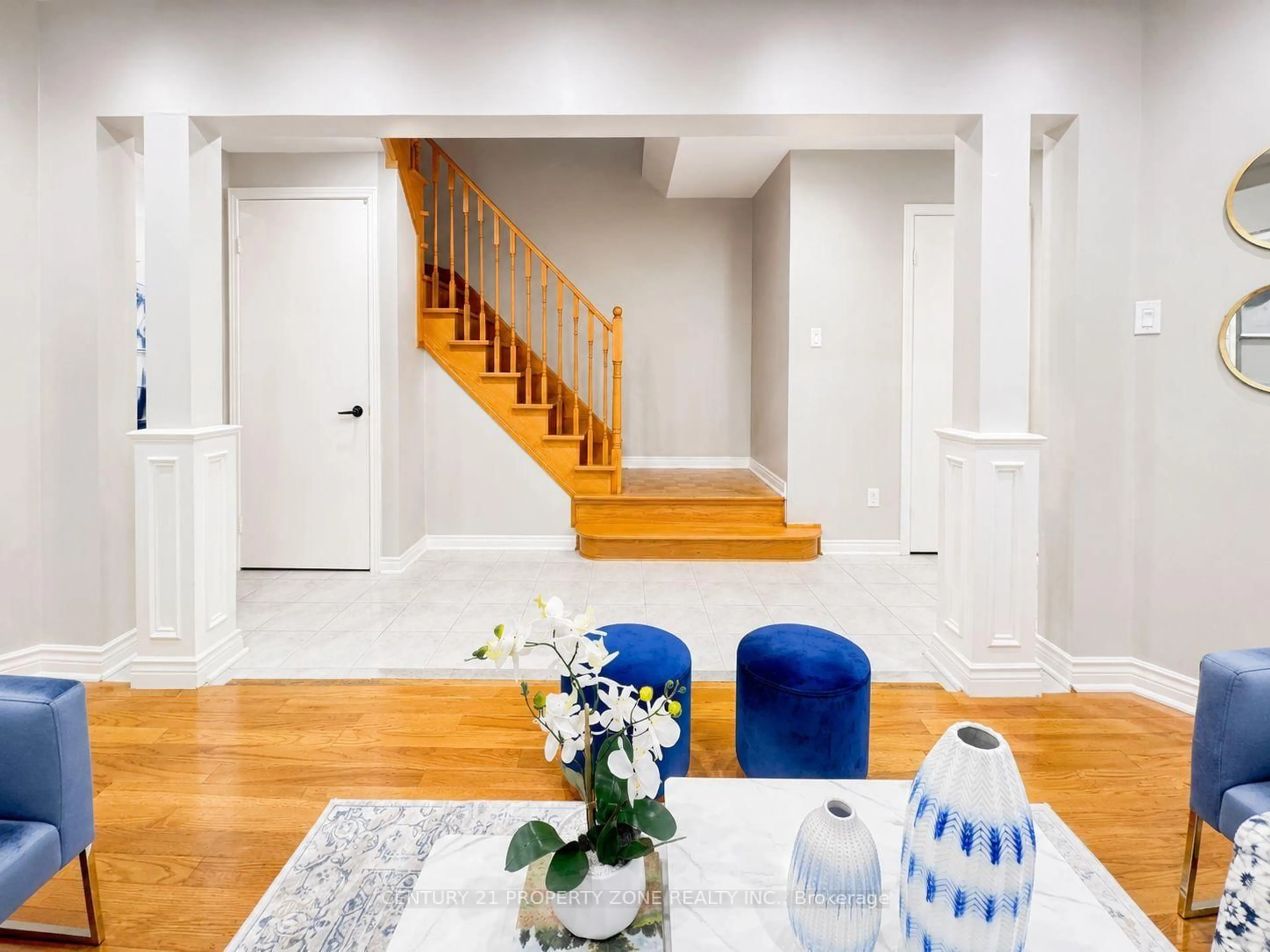 Indoor entryway for 5456 Palmerston Cres, Mississauga Ontario L5M 5Z8
