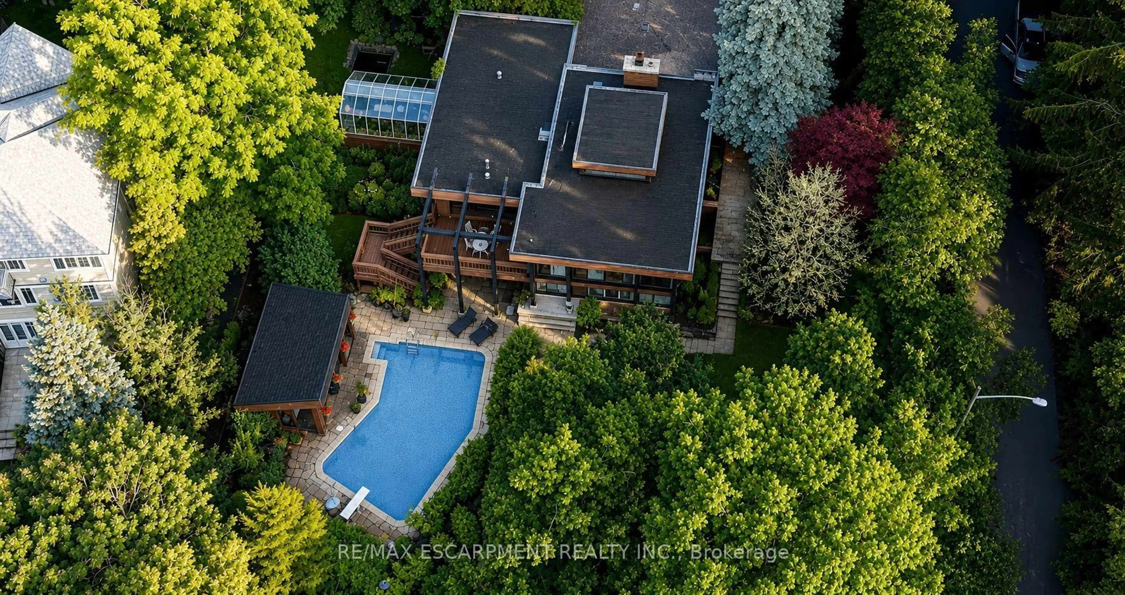 A pic from outside/outdoor area/front of a property/back of a property/a pic from drone, unknown for 10 Brookfield Rd, Oakville Ontario L6K 2Y5