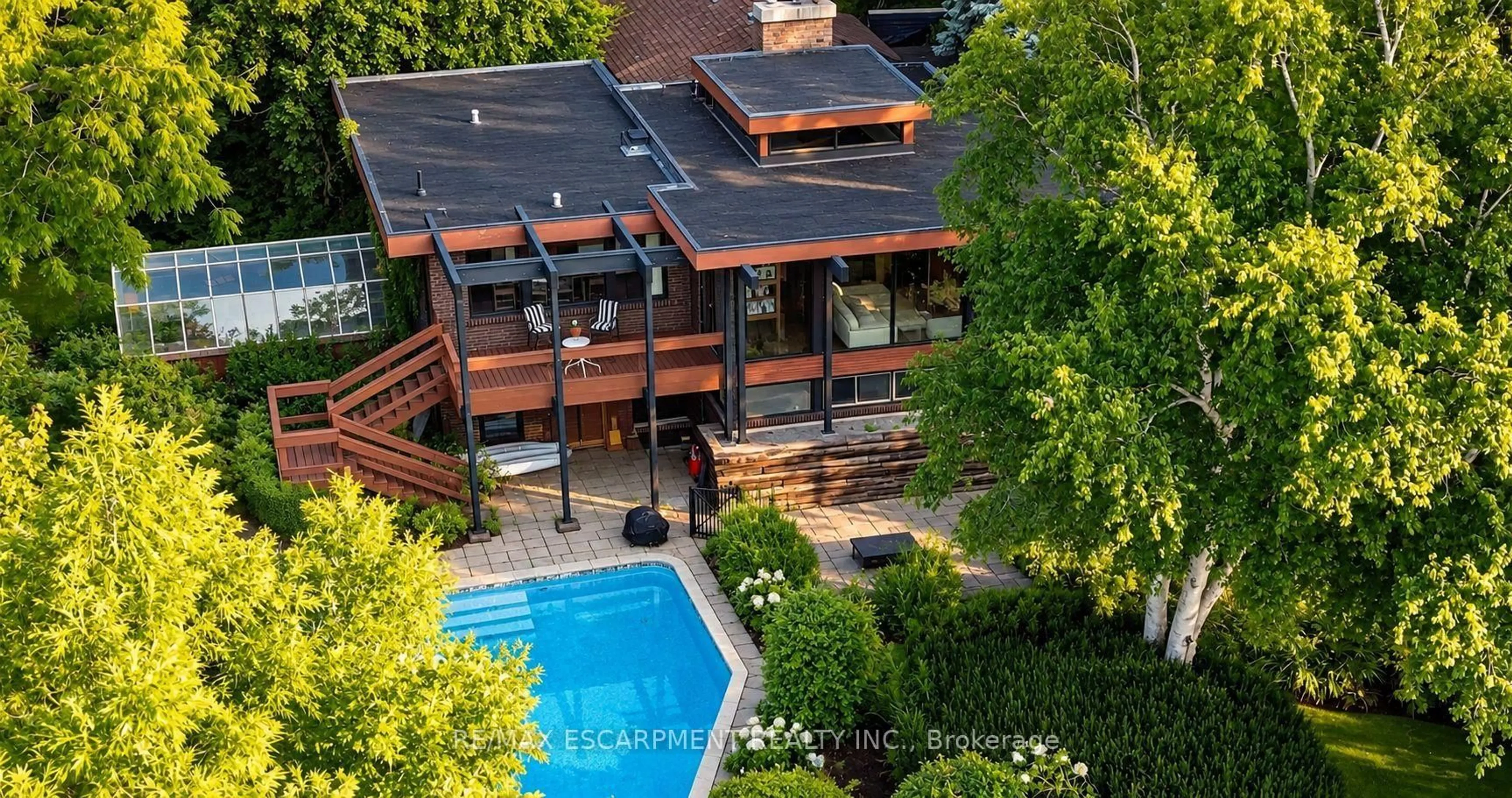 A pic from outside/outdoor area/front of a property/back of a property/a pic from drone, unknown for 10 Brookfield Rd, Oakville Ontario L6K 2Y5