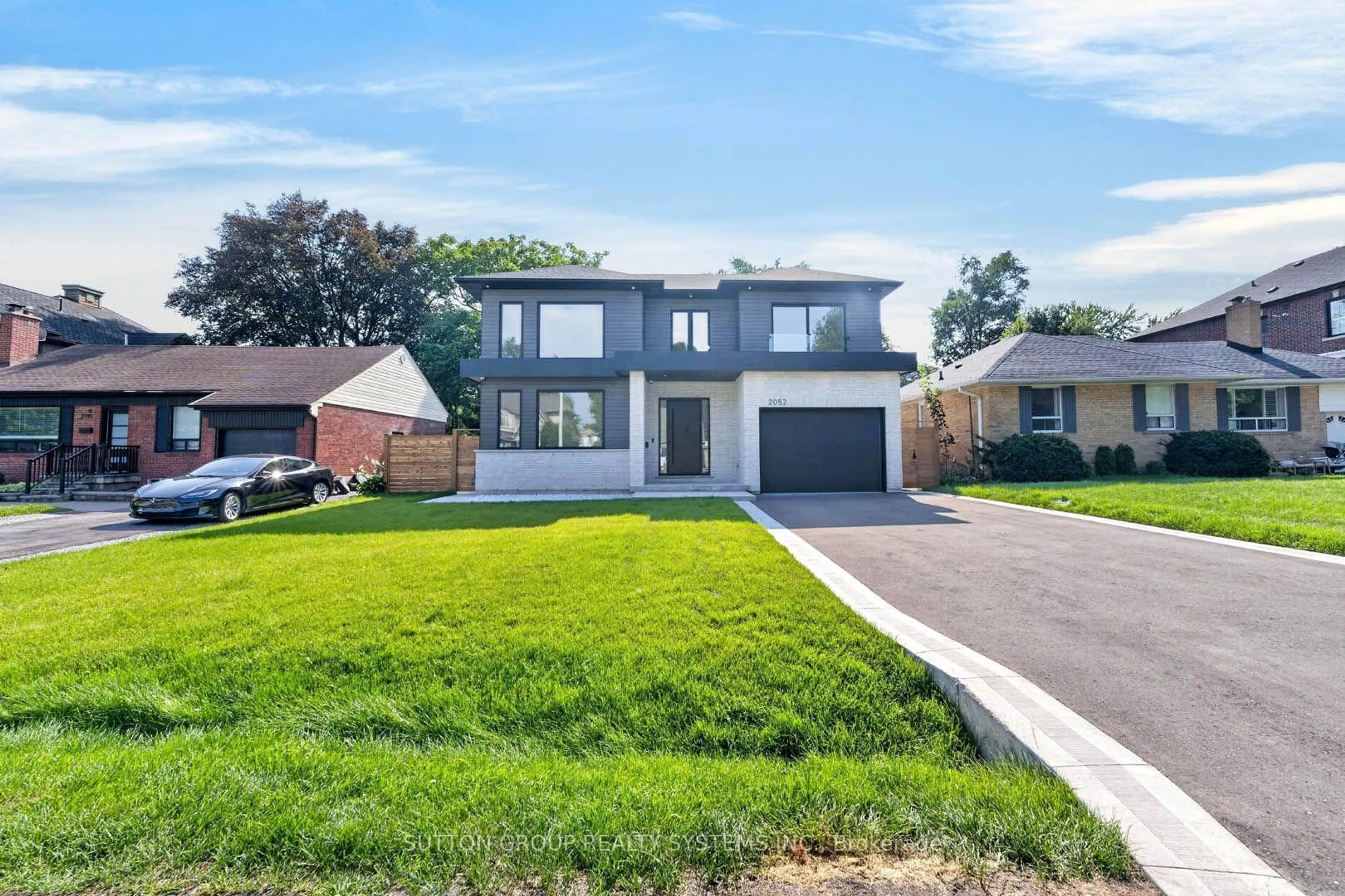 Home with brick exterior material, street for 2052 Redan Dr, Mississauga Ontario L4Y 1N8