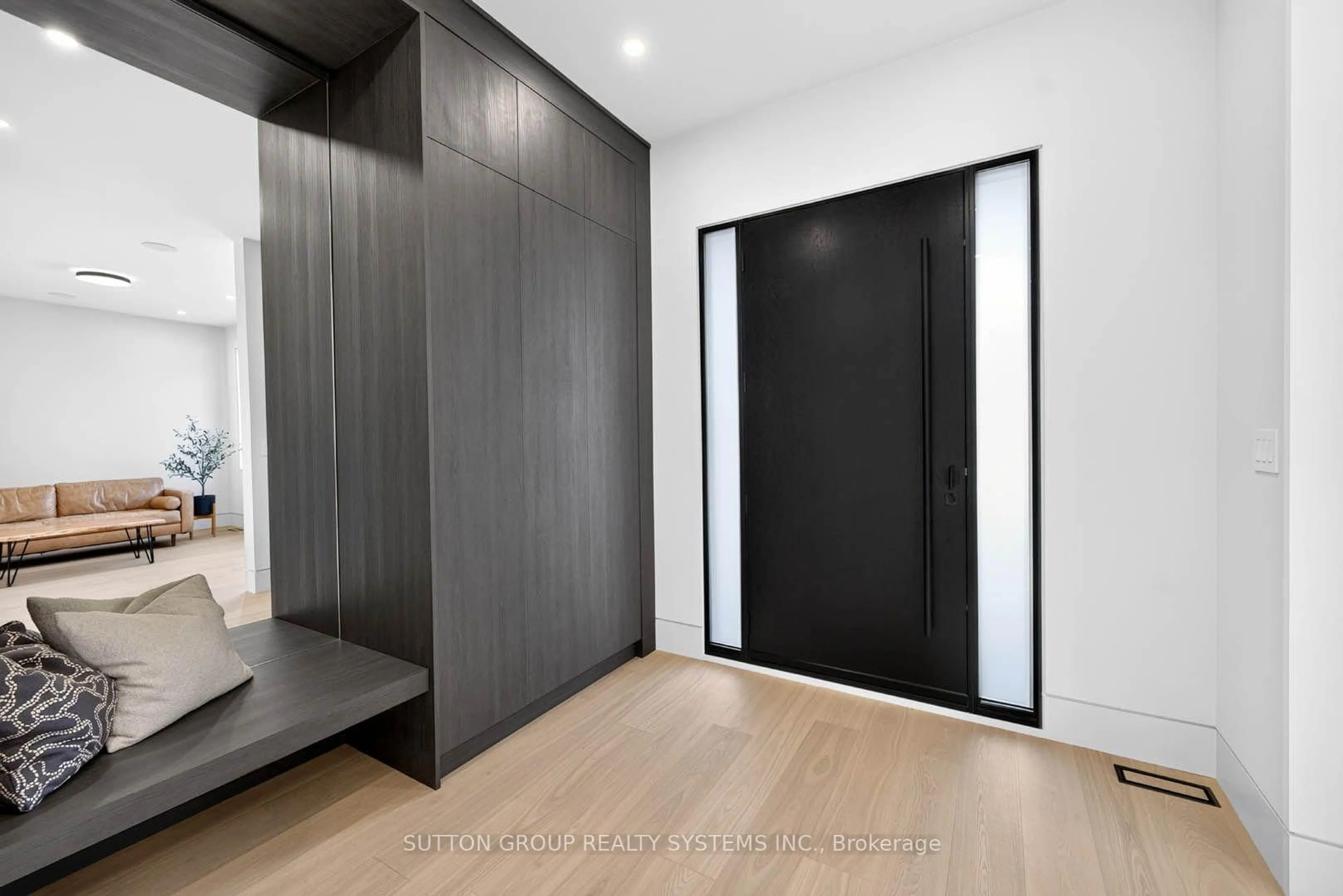 Indoor entryway for 2052 Redan Dr, Mississauga Ontario L4Y 1N8