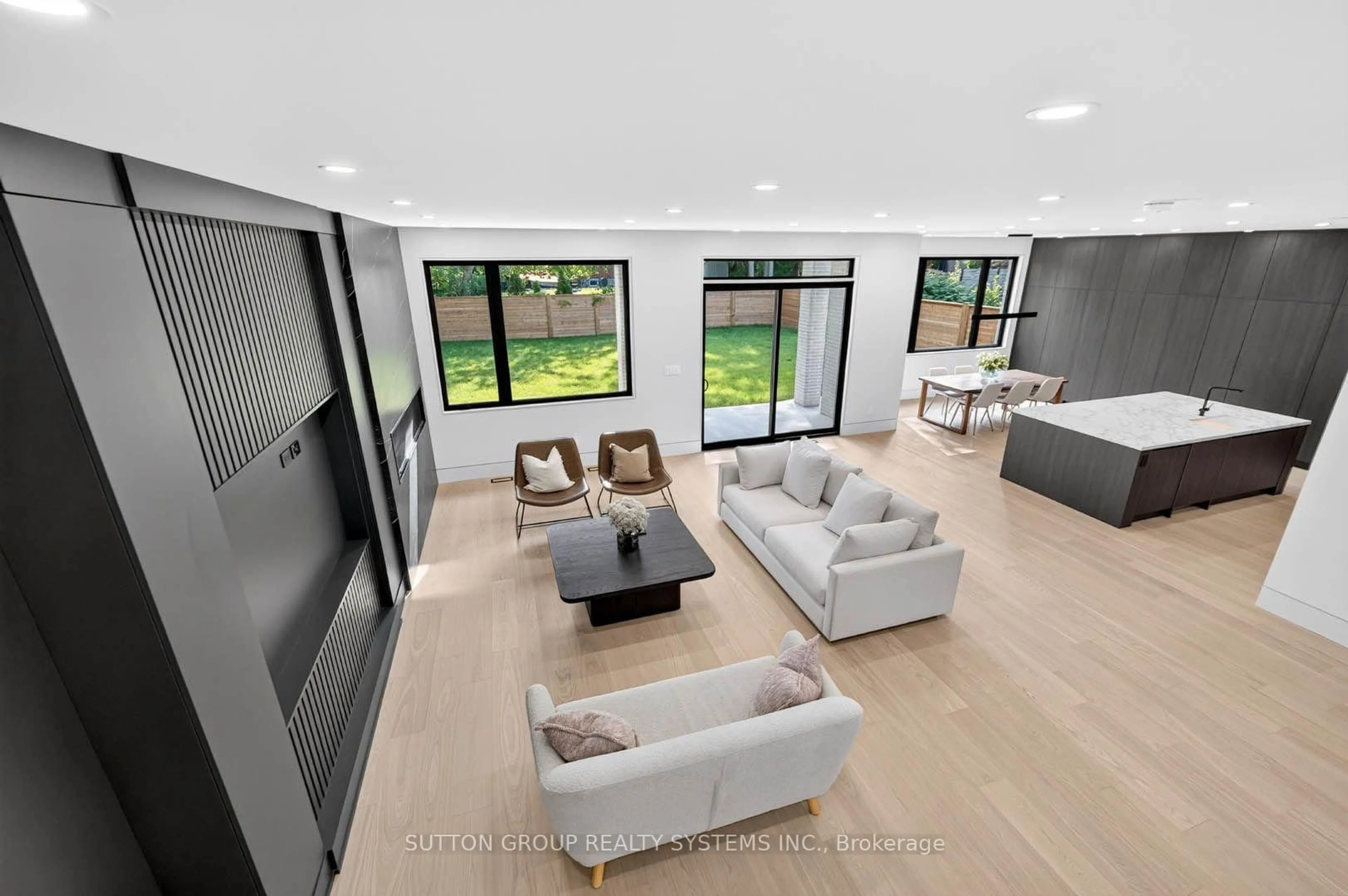 Living room with furniture, unknown for 2052 Redan Dr, Mississauga Ontario L4Y 1N8