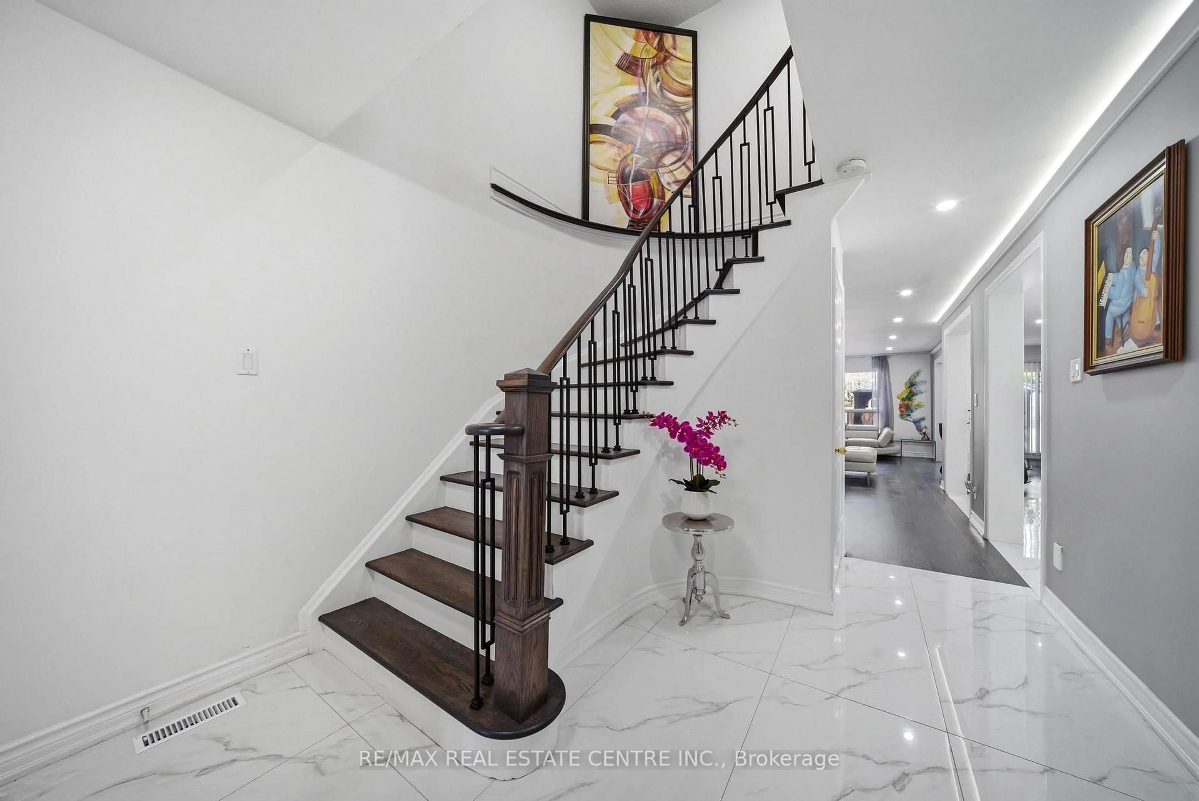 Indoor foyer for 5235 Huntingfield Dr, Mississauga Ontario L5R 2L3