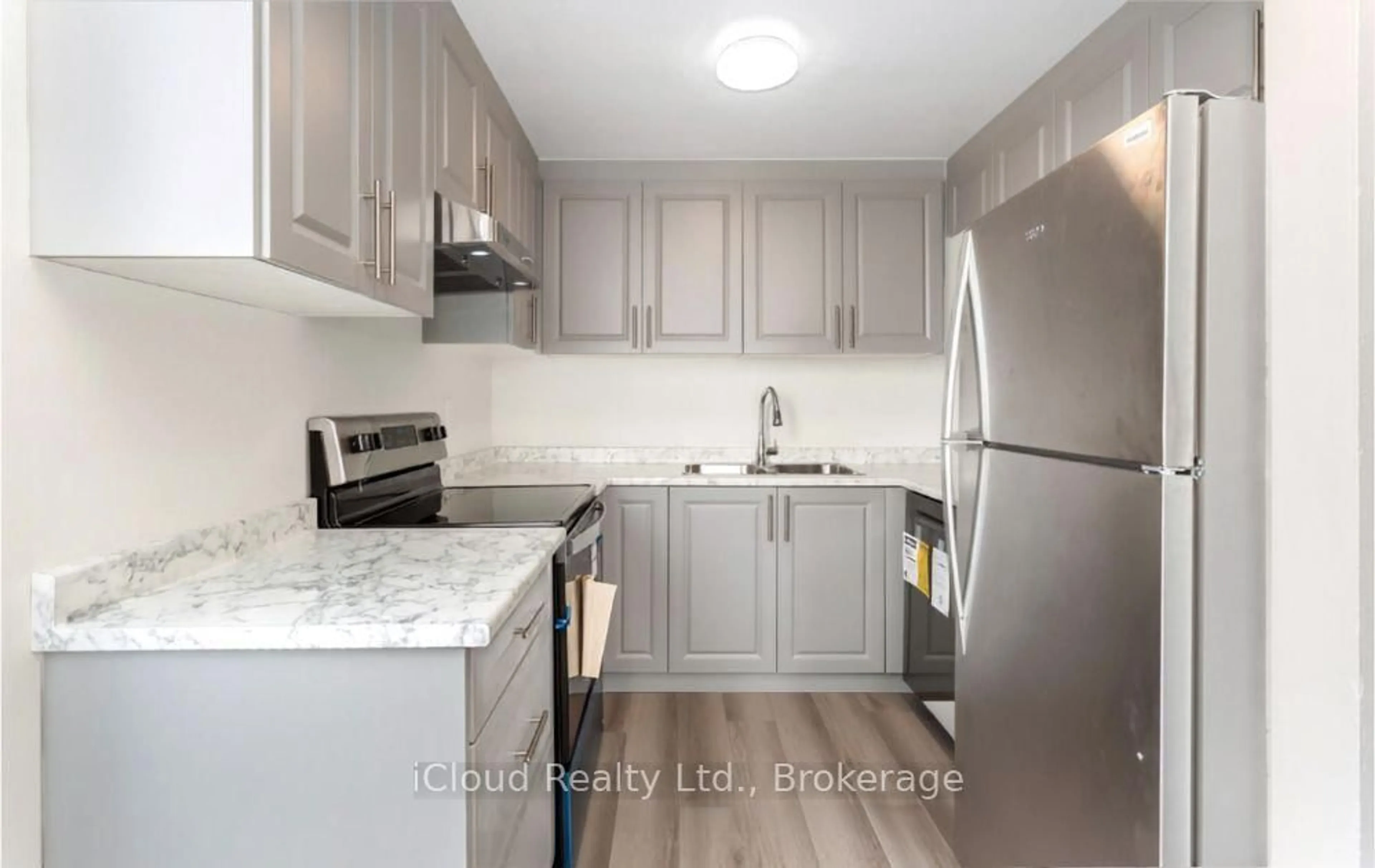 Standard kitchen, unknown for 25 Agnes St #Cy02 (1402), Mississauga Ontario L5B 3X7