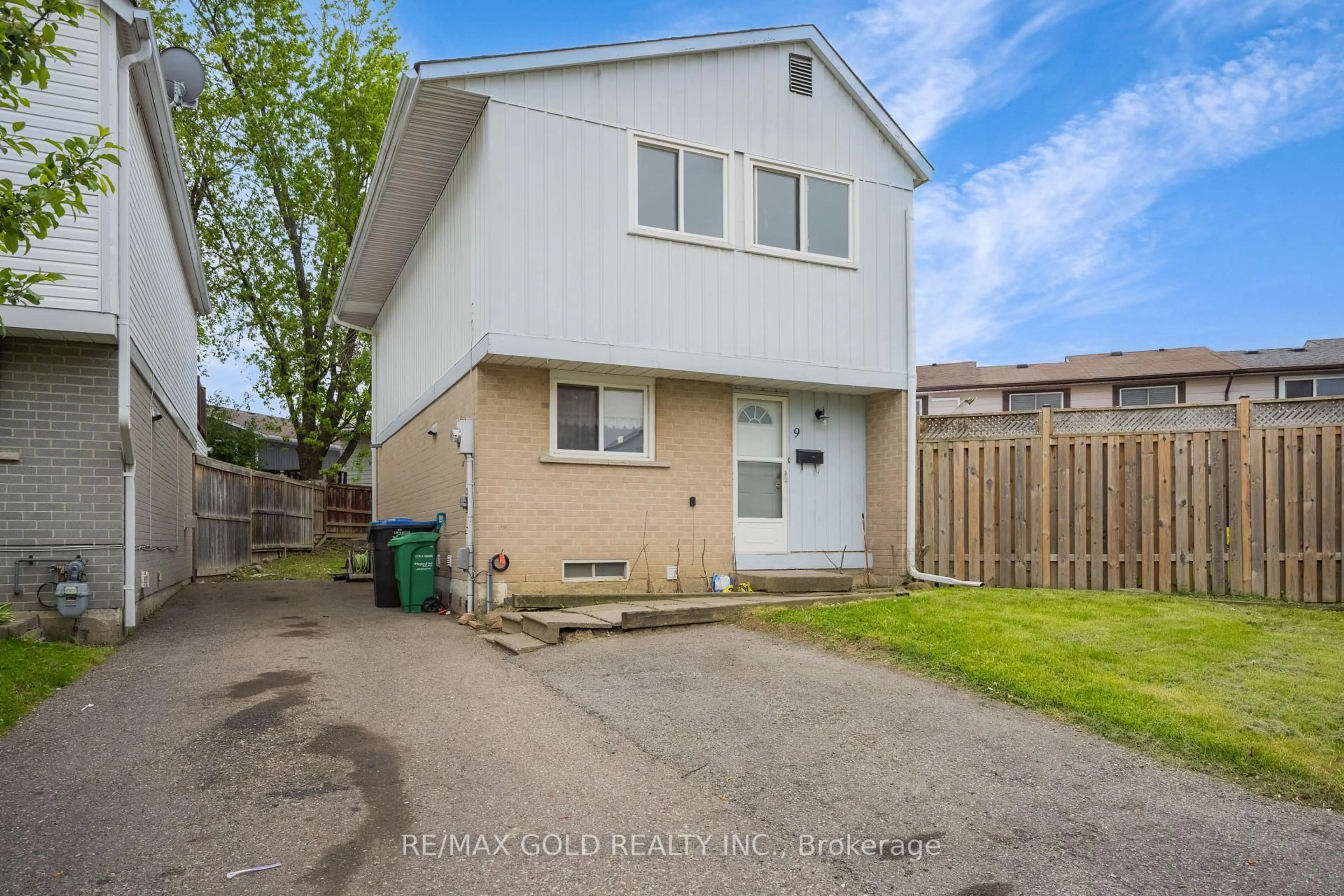 A pic from outside/outdoor area/front of a property/back of a property/a pic from drone, street for 9 Havenbrook Crt, Brampton Ontario L6S 2B4