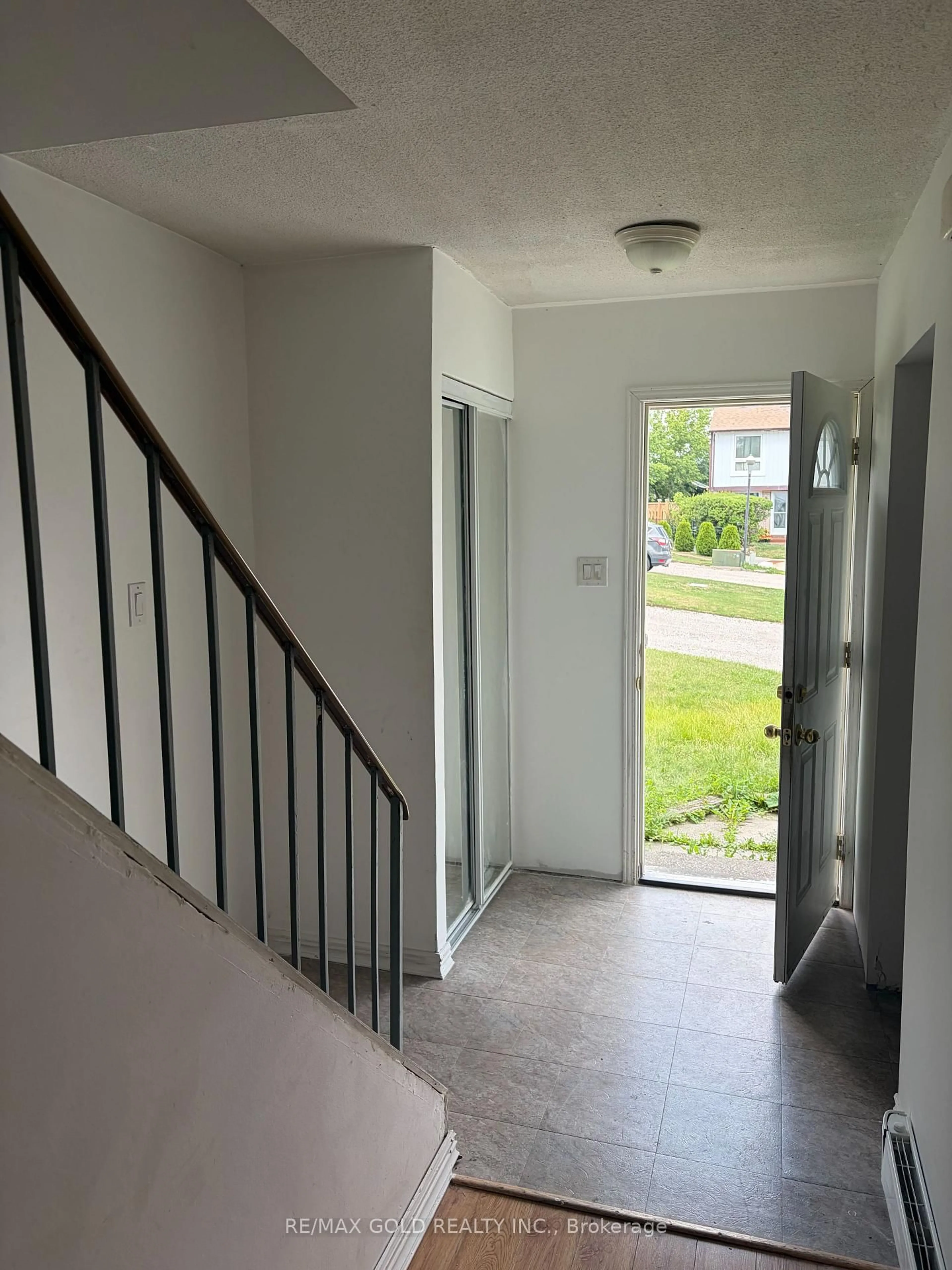 Indoor foyer for 9 Havenbrook Crt, Brampton Ontario L6S 2B4
