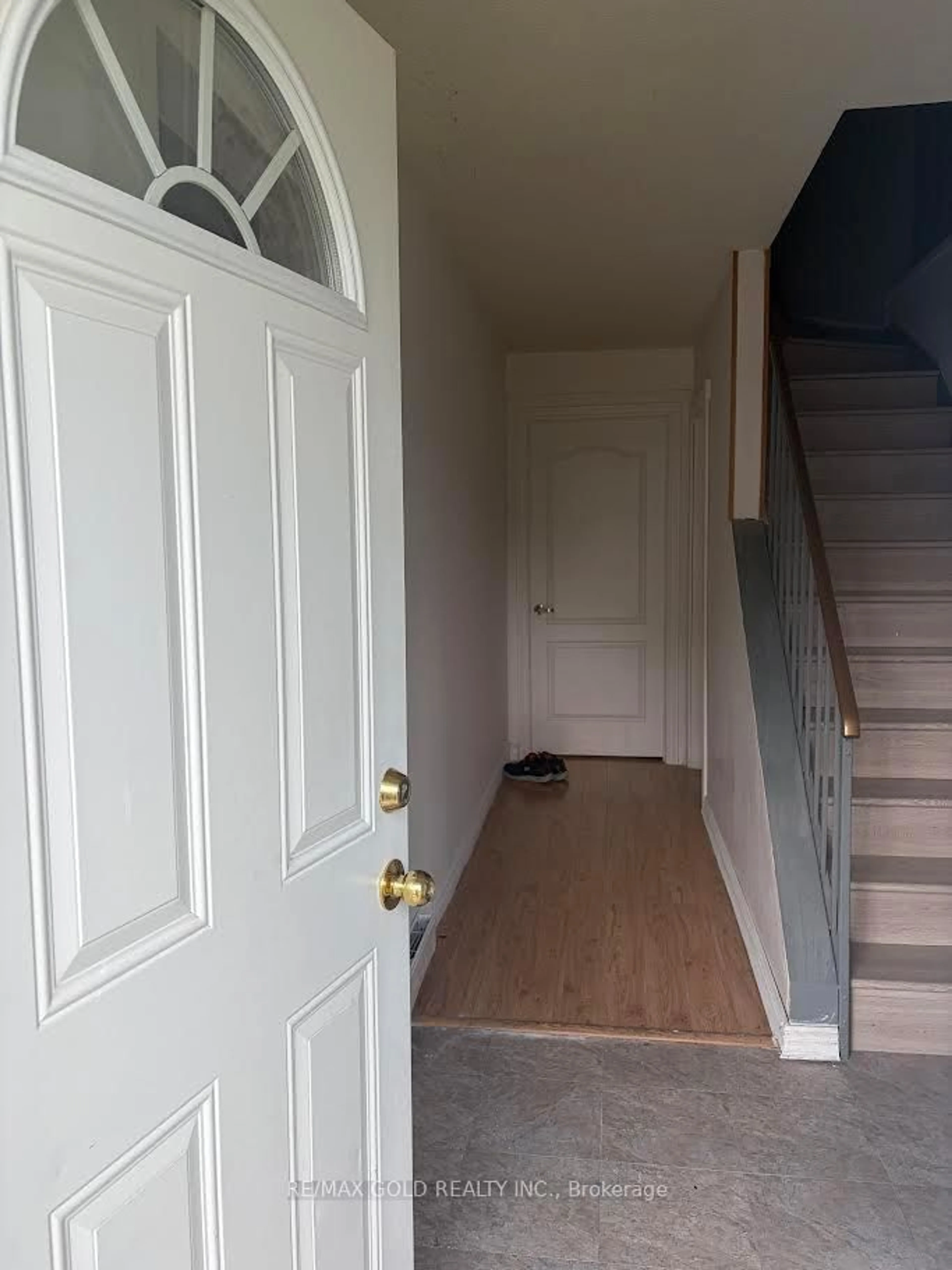 Indoor entryway for 9 Havenbrook Crt, Brampton Ontario L6S 2B4