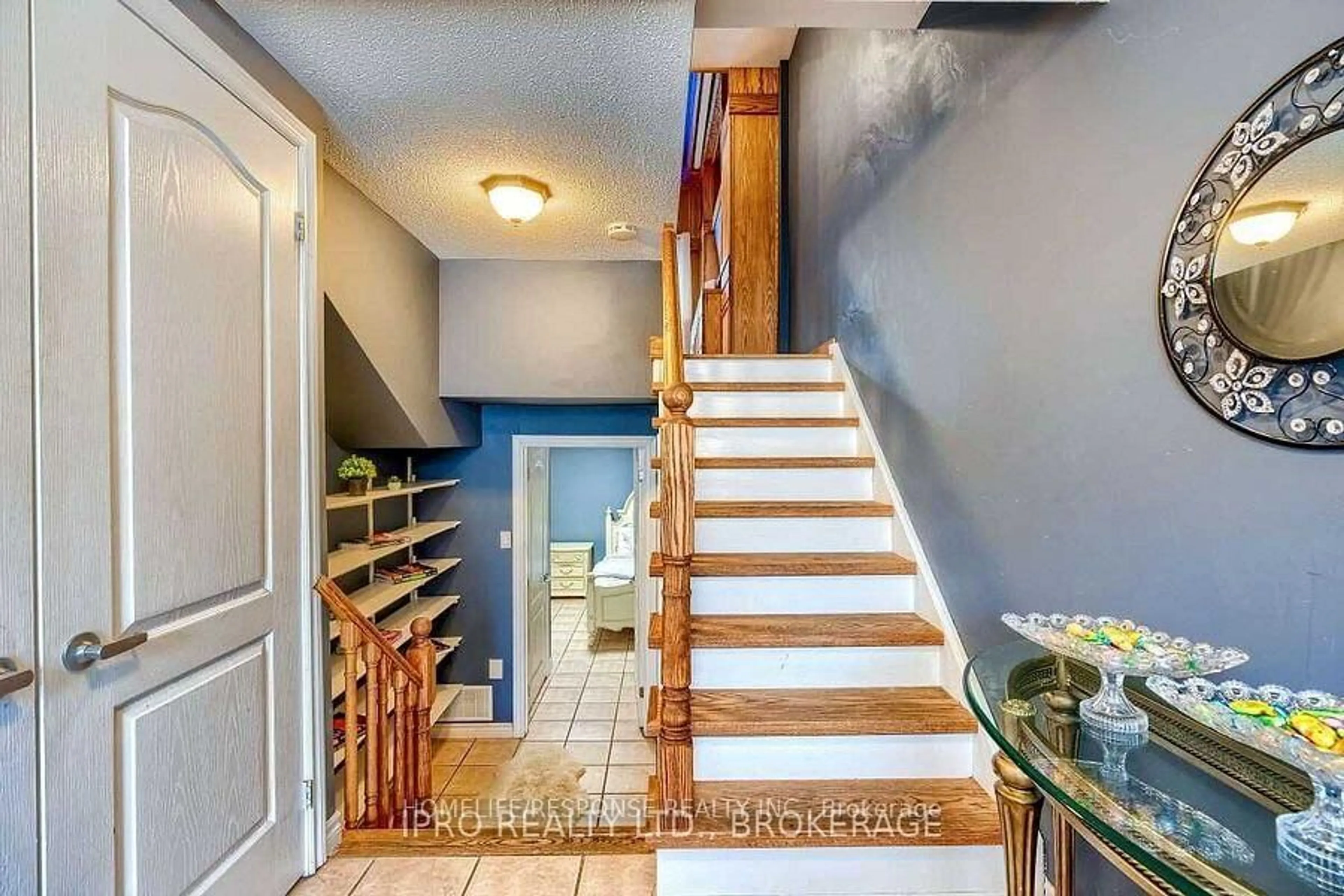 Indoor entryway for 6679 SHELTER BAY Rd #46, Mississauga Ontario L5N 2A2