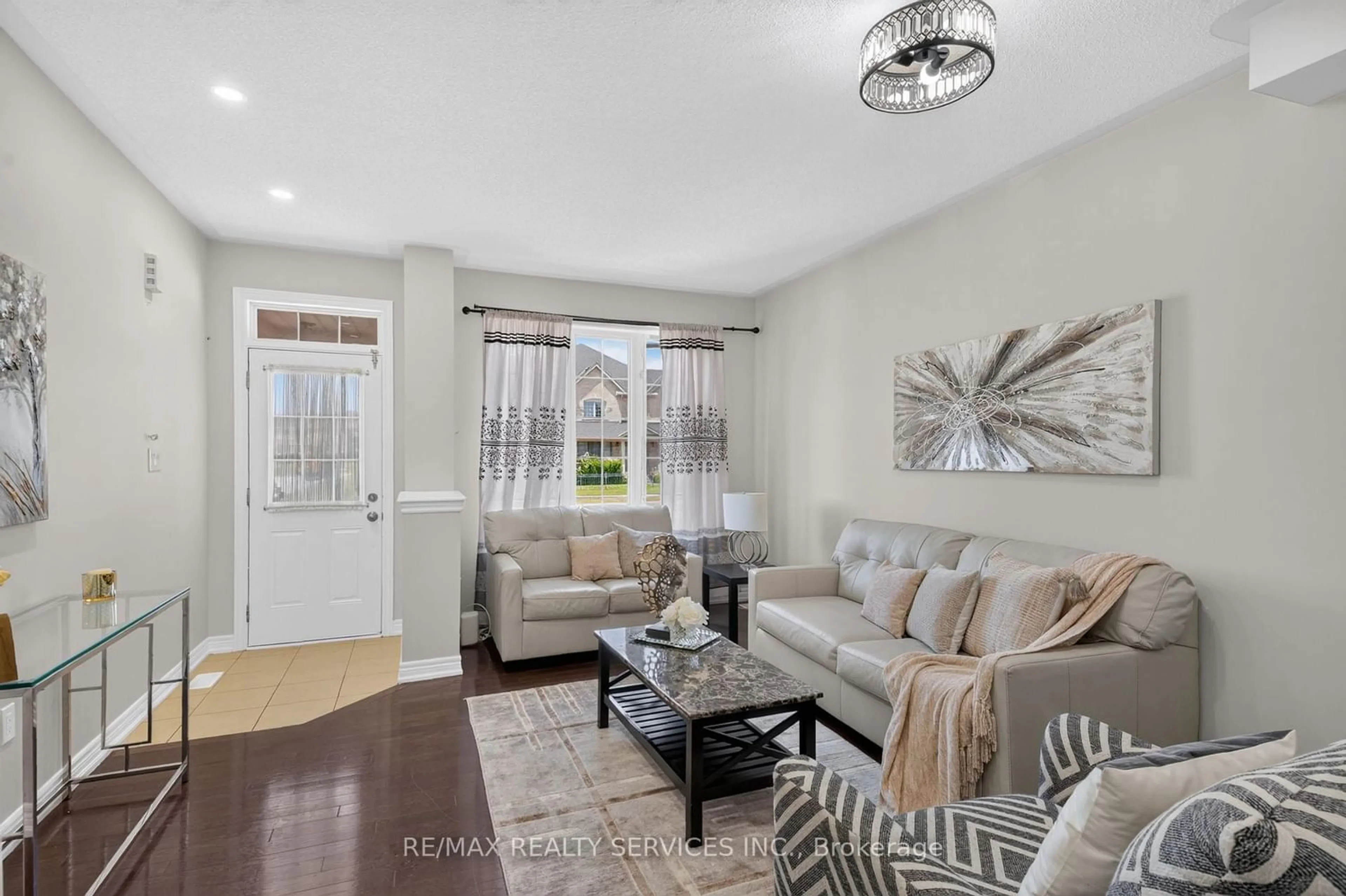 Living room with furniture, unknown for 109 Bonnie Braes Dr, Brampton Ontario L6Y 0Z5