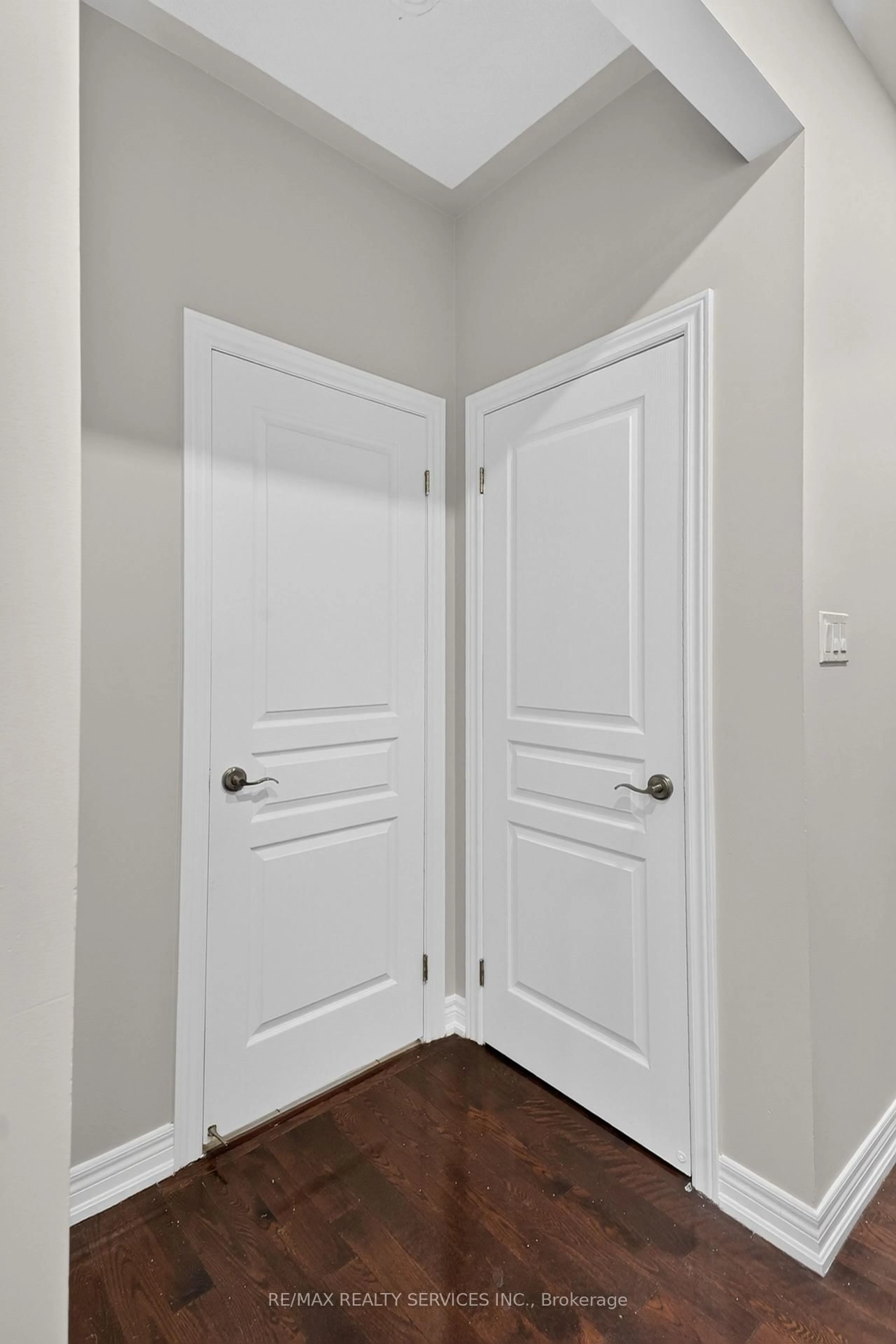 Indoor entryway for 109 Bonnie Braes Dr, Brampton Ontario L6Y 0Z5