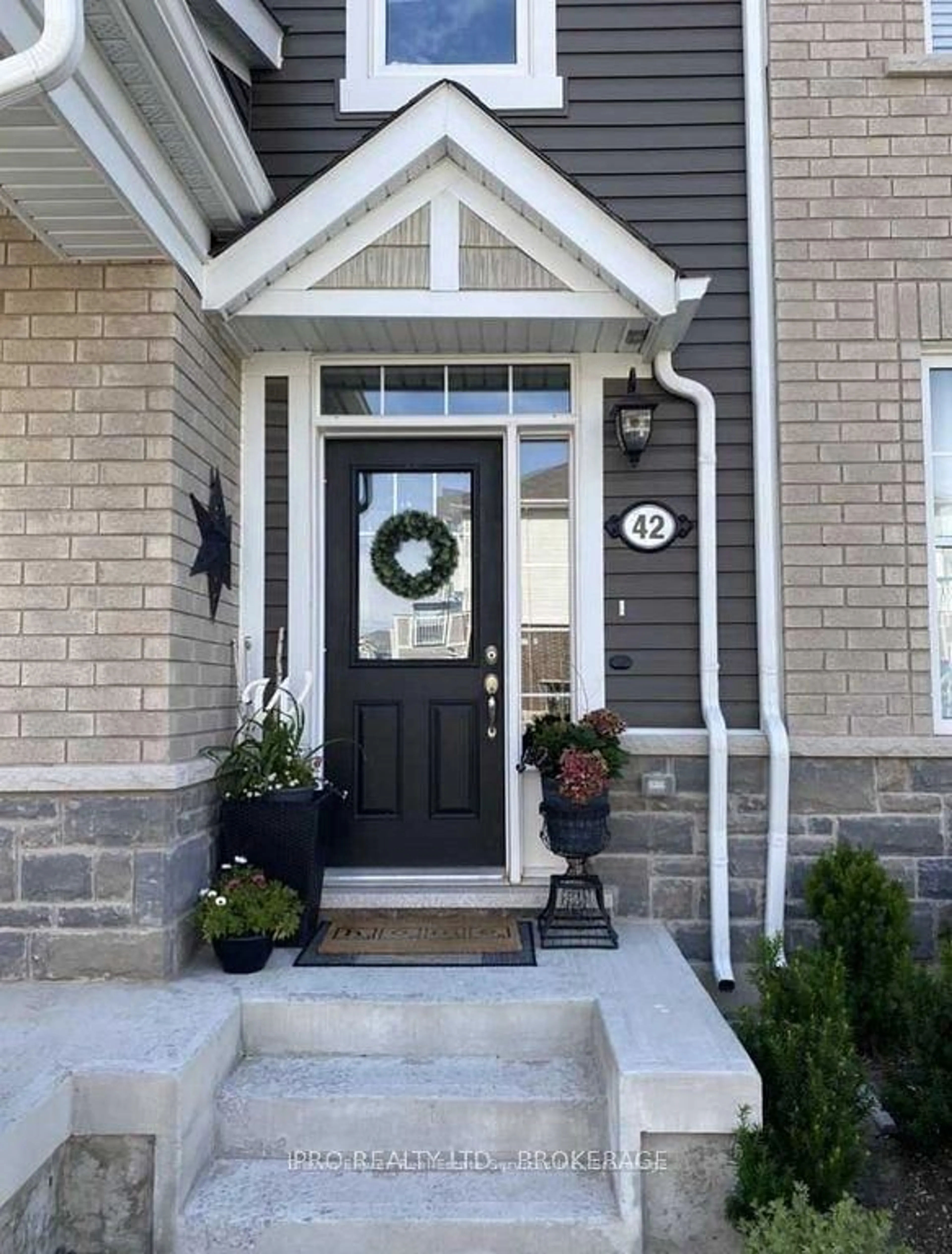 Indoor entryway for 1222 Rose Way #42, Milton Ontario L9E 1P2